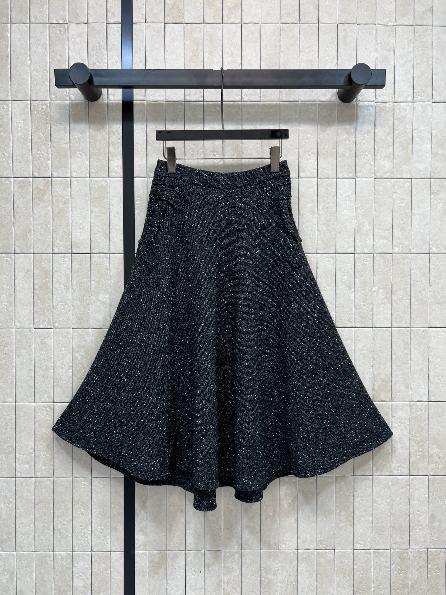 NO:667012,Xiaoxiangjia 26 early spring new style tweed high-waisted umbrella skirt. Made of black tweed, with fine glitter elements for a super texture!  The high waist + A-line large skirt makes you look slimmer and taller. It is friendly to pear-shaped figures. It covers the crotch and legs, which is a bonus. The skirt is moderate in length. It can be worn for commuting and dating. It goes well with knitted sweaters, shirts or sweaters. The fabric has a strong sense of drape. The skirt is flexible when walking. Full marks for elegance!  One color and three sizes Size/S-M-L,,chanel,skirts,sweaters,shirts, 19860909小香家 26早春新款 粗花呢高腰伞裙 黑色粗花呢材质,细闪元素超有质感！高腰+A字大裙摆 显瘦显高 梨形身材友好 遮胯遮腿超加分 裙长适中 通勤约会都能穿 搭配针织衫、衬衫或毛衣都很出彩 面料垂坠感强 走路裙摆灵动 优雅气质满分！一色三码Size/S-M-L,,chanel,skirts,sweaters,shirts, ,Women's clothing
