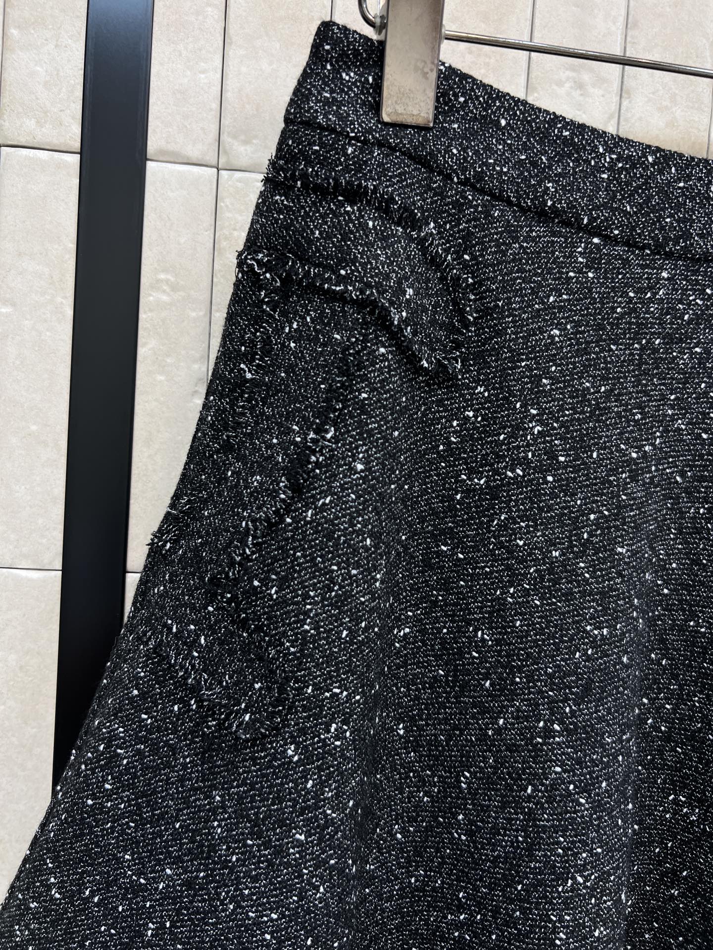 小香家 26早春新款 粗花呢高腰伞裙 黑色粗花呢材质，细闪元素超有质感！高腰+A字大裙摆 显瘦显高 梨形