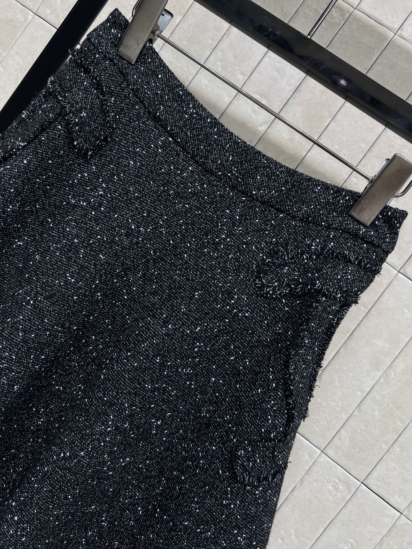 小香家 26早春新款 粗花呢高腰伞裙 黑色粗花呢材质，细闪元素超有质感！高腰+A字大裙摆 显瘦显高 梨形