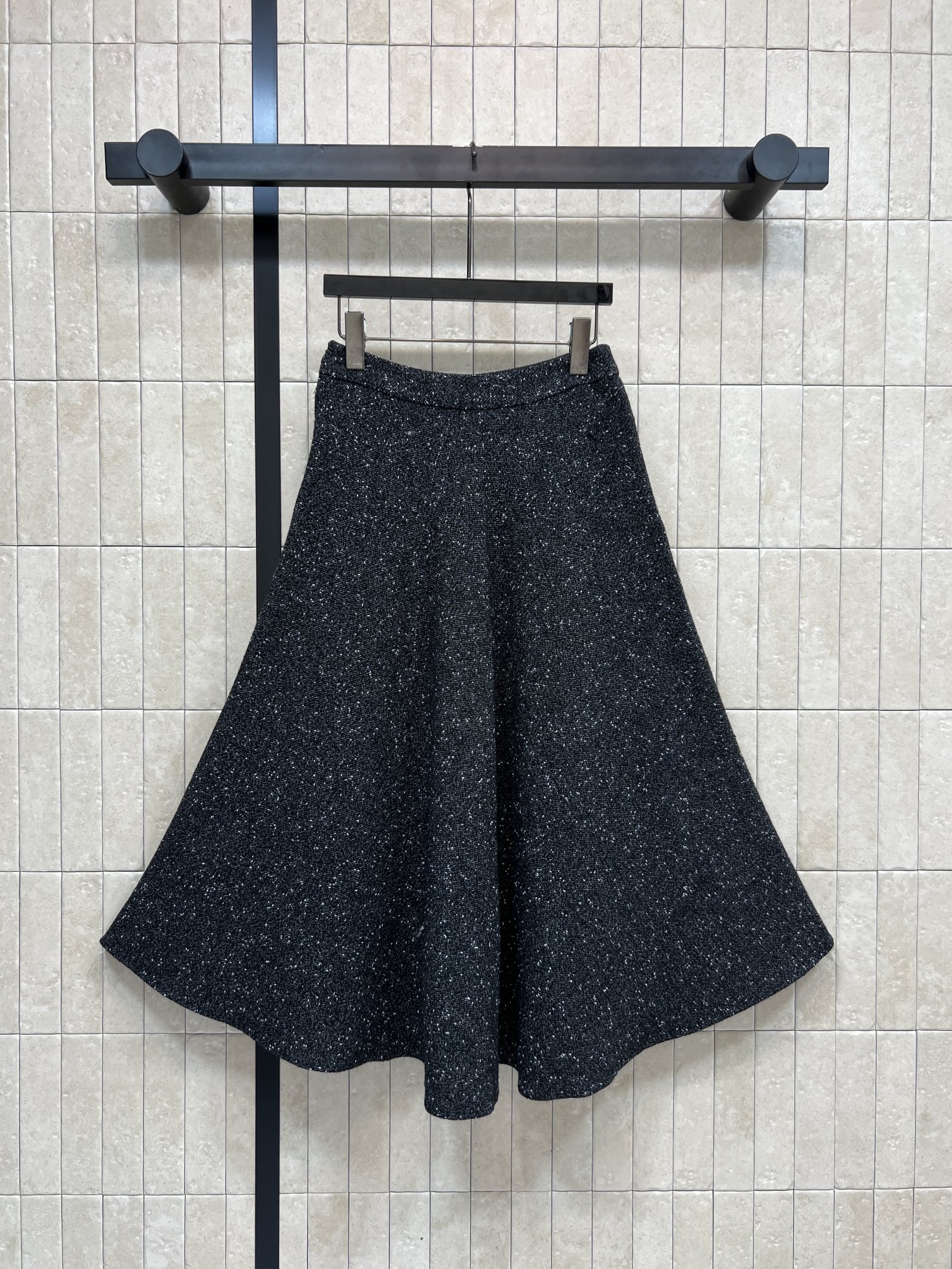 小香家 26早春新款 粗花呢高腰伞裙 黑色粗花呢材质，细闪元素超有质感！高腰+A字大裙摆 显瘦显高 梨形