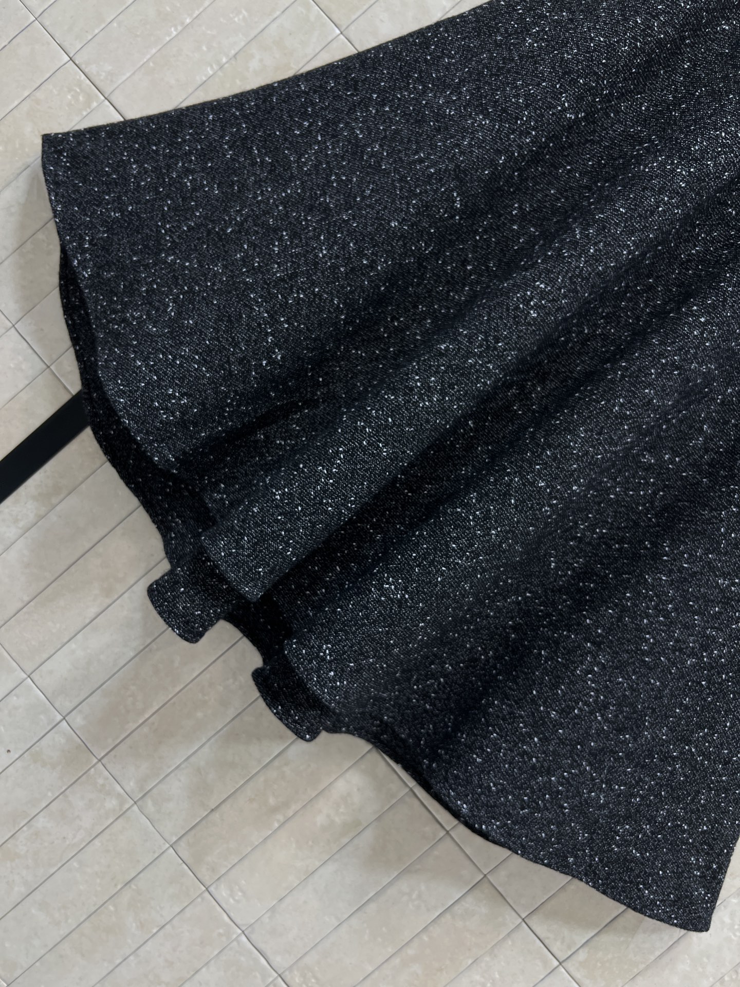 小香家 26早春新款 粗花呢高腰伞裙 黑色粗花呢材质，细闪元素超有质感！高腰+A字大裙摆 显瘦显高 梨形