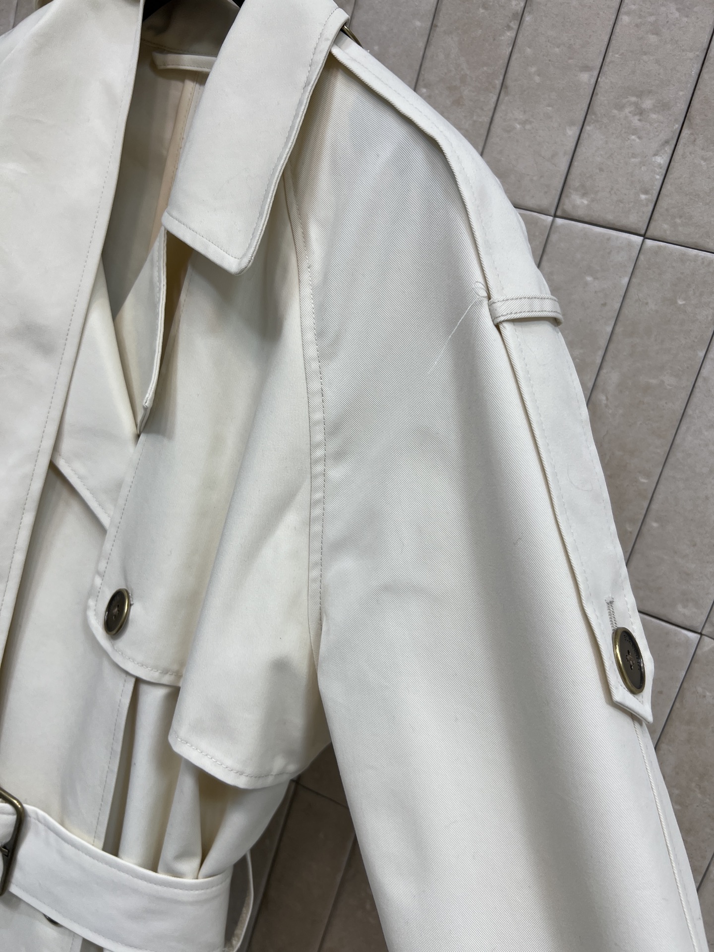 BUR家 26早春新款 围脖装饰双排扣长款风衣 英伦风设计 轻薄面料超适合春秋穿！经典翻领+可调节腰带 