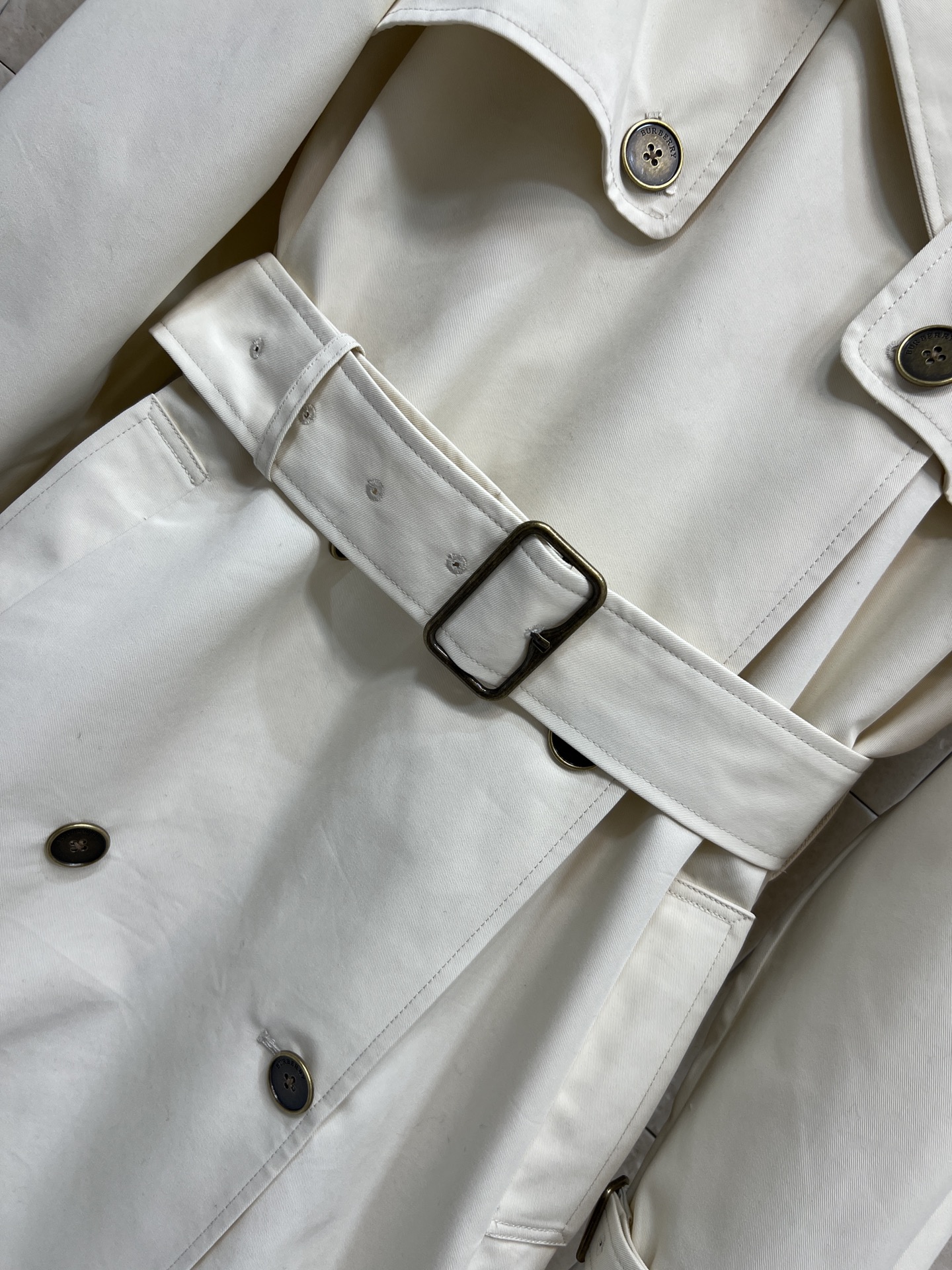 BUR家 26早春新款 围脖装饰双排扣长款风衣 英伦风设计 轻薄面料超适合春秋穿！经典翻领+可调节腰带 