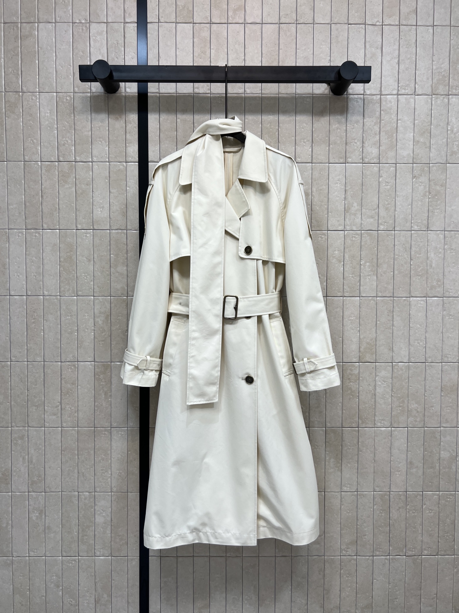 NO:667013,BUR's new 26 early spring style double-breasted long windbreaker with scarf decoration, British style design and light fabric, perfect for spring and autumn!  Classic lapel + adjustable belt, slim fit and elegant. The scarf-style collar can also be tied with a bow. Full marks for elegance. Long tailoring. Can be easily used for commuting, work, and daily life. White and blue are versatile and high-end. It looks great with jeans or skirts. Two colors and three sizes: Size/S-M-L, burberry, skirts, jeans,  19860909BUR家 26早春新款 围脖装饰双排扣长款风衣 英伦风设计 轻薄面料超适合春秋穿！经典翻领+可调节腰带 修身显气质 围巾式衣领还能系蝴蝶结 优雅感满分 长款剪裁 通勤、职场、日常都能轻松驾驭 白色蓝色百搭又高级 随便配牛仔裤or裙装都超有范儿两色三码Size/S-M-L,,burberry,skirts,jeans, ,Women's clothing