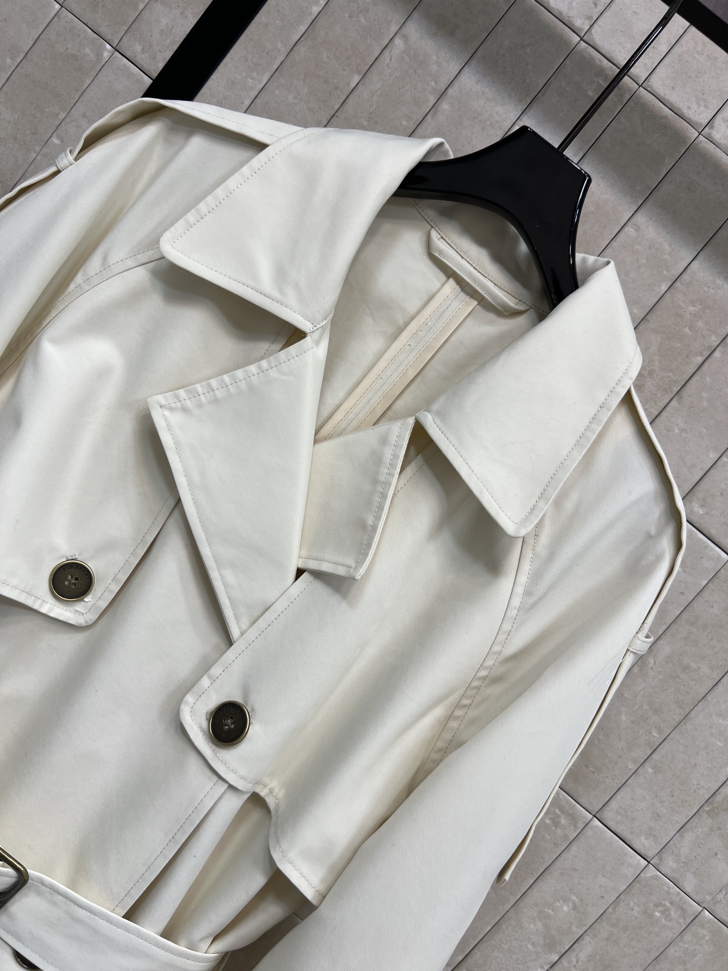 BUR家 26早春新款 围脖装饰双排扣长款风衣 英伦风设计 轻薄面料超适合春秋穿！经典翻领+可调节腰带 