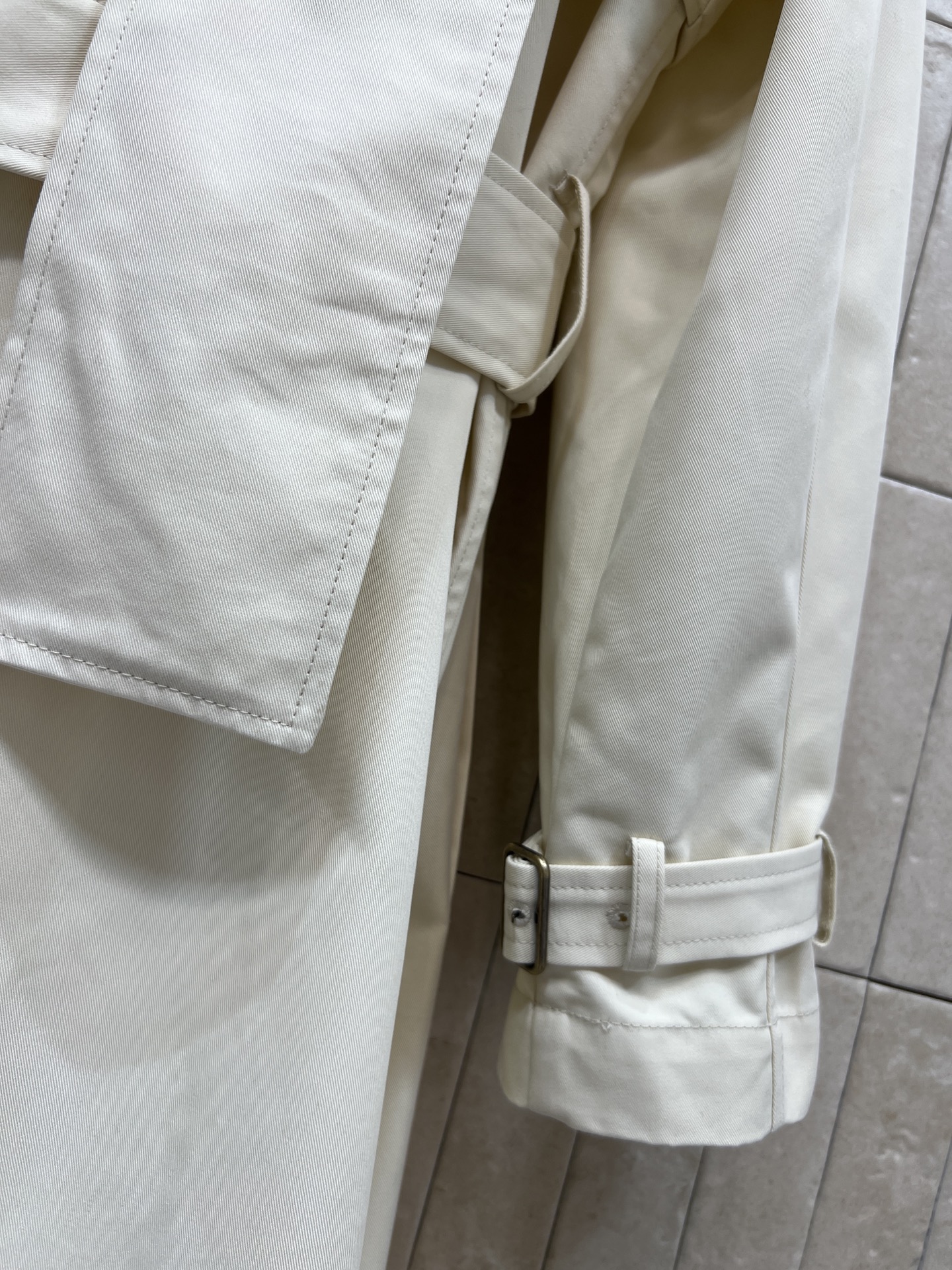 BUR家 26早春新款 围脖装饰双排扣长款风衣 英伦风设计 轻薄面料超适合春秋穿！经典翻领+可调节腰带 