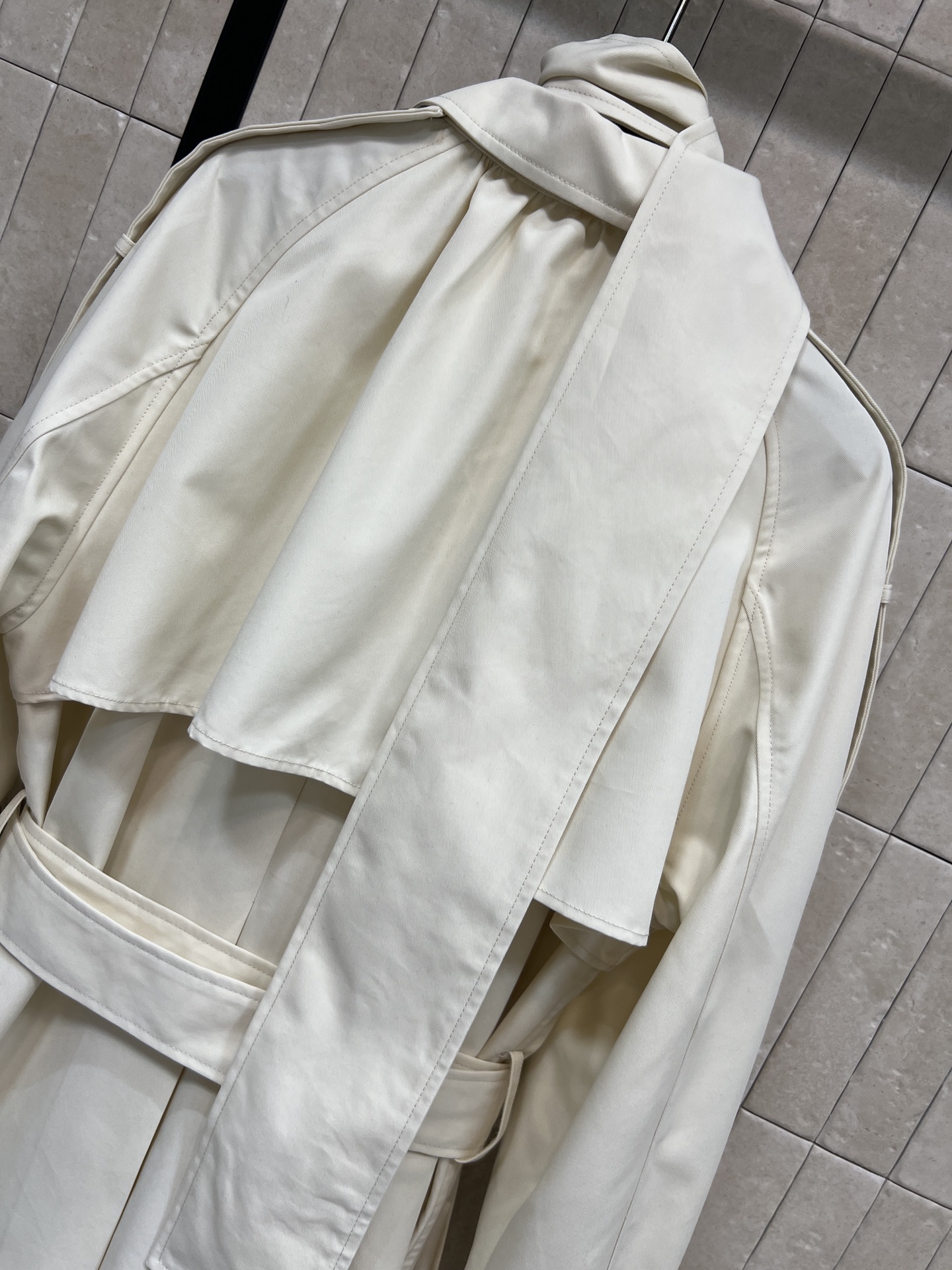 BUR家 26早春新款 围脖装饰双排扣长款风衣 英伦风设计 轻薄面料超适合春秋穿！经典翻领+可调节腰带 