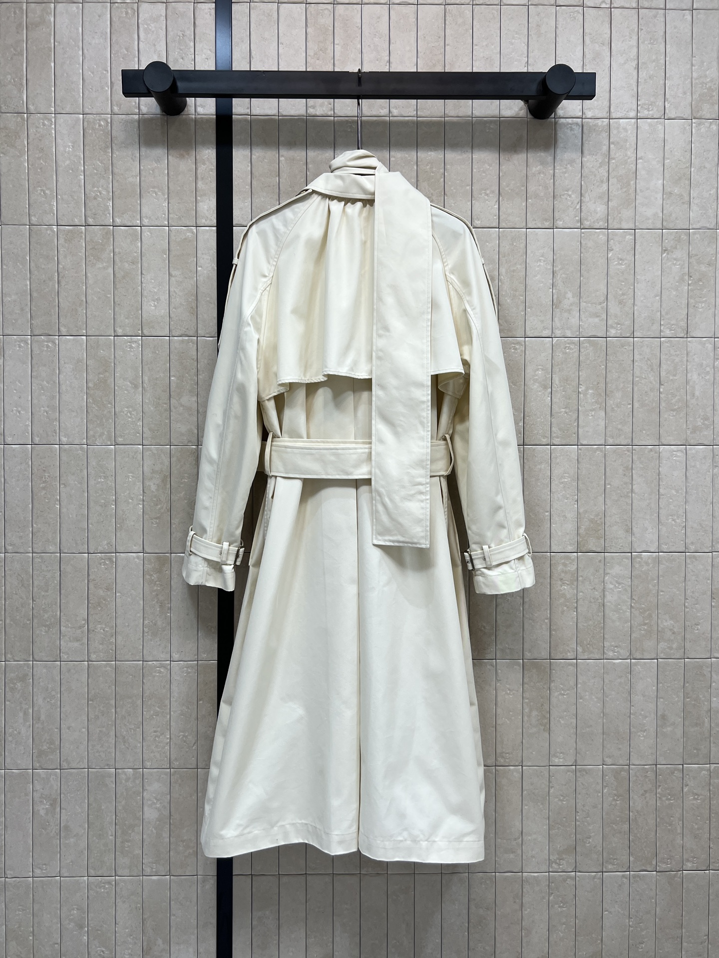 BUR家 26早春新款 围脖装饰双排扣长款风衣 英伦风设计 轻薄面料超适合春秋穿！经典翻领+可调节腰带 