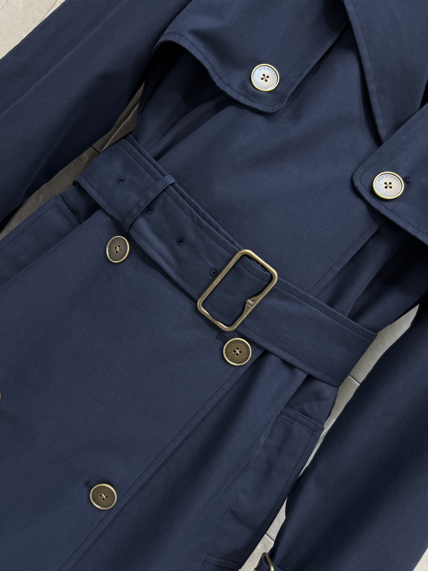 BUR家 26早春新款 围脖装饰双排扣长款风衣 英伦风设计 轻薄面料超适合春秋穿！经典翻领+可调节腰带 