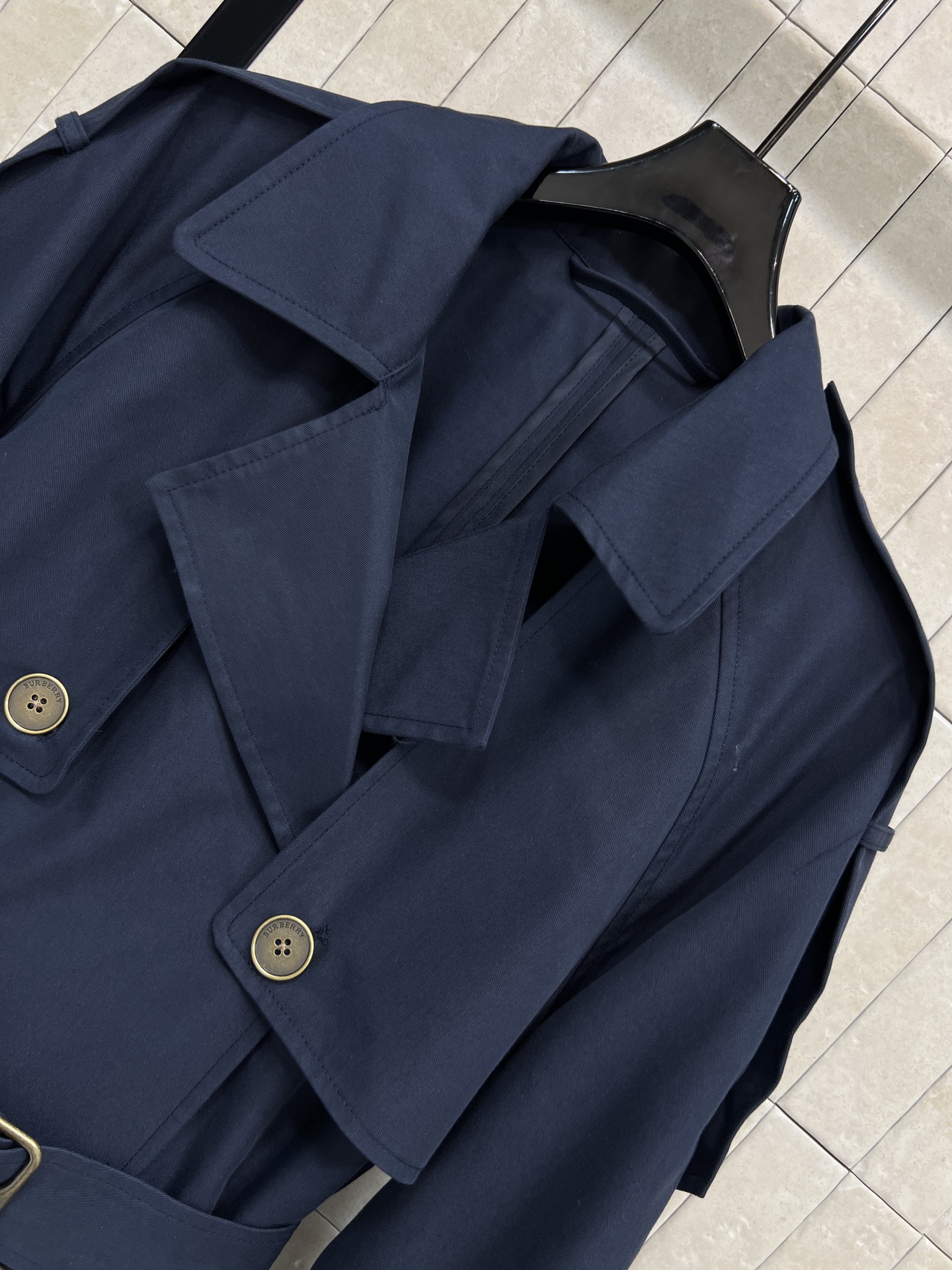 BUR家 26早春新款 围脖装饰双排扣长款风衣 英伦风设计 轻薄面料超适合春秋穿！经典翻领+可调节腰带 