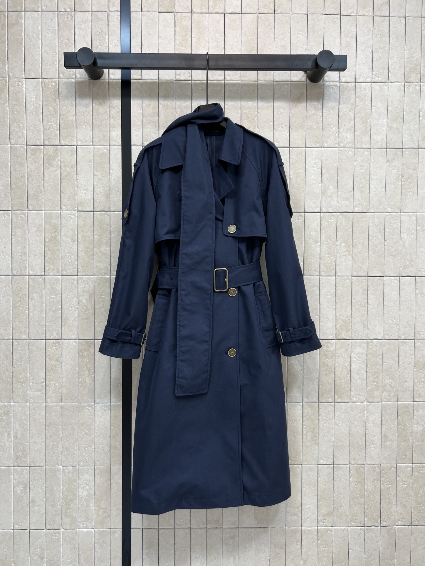 NO:667016,BUR's new 26 early spring style double-breasted long windbreaker with scarf decoration, British style design and light fabric, perfect for spring and autumn!  Classic lapel + adjustable belt, slim fit and elegant. The scarf-style collar can also be tied with a bow. Full marks for elegance. Long tailoring. Can be easily used for commuting, work, and daily life. White and blue are versatile and high-end. It looks great with jeans or skirts. Two colors and three sizes: Size/S-M-L, burberry, skirts, jeans,  19860909BUR家 26早春新款 围脖装饰双排扣长款风衣 英伦风设计 轻薄面料超适合春秋穿！经典翻领+可调节腰带 修身显气质 围巾式衣领还能系蝴蝶结 优雅感满分 长款剪裁 通勤、职场、日常都能轻松驾驭 白色蓝色百搭又高级 随便配牛仔裤or裙装都超有范儿两色三码Size/S-M-L,,burberry,skirts,jeans, ,Women's clothing