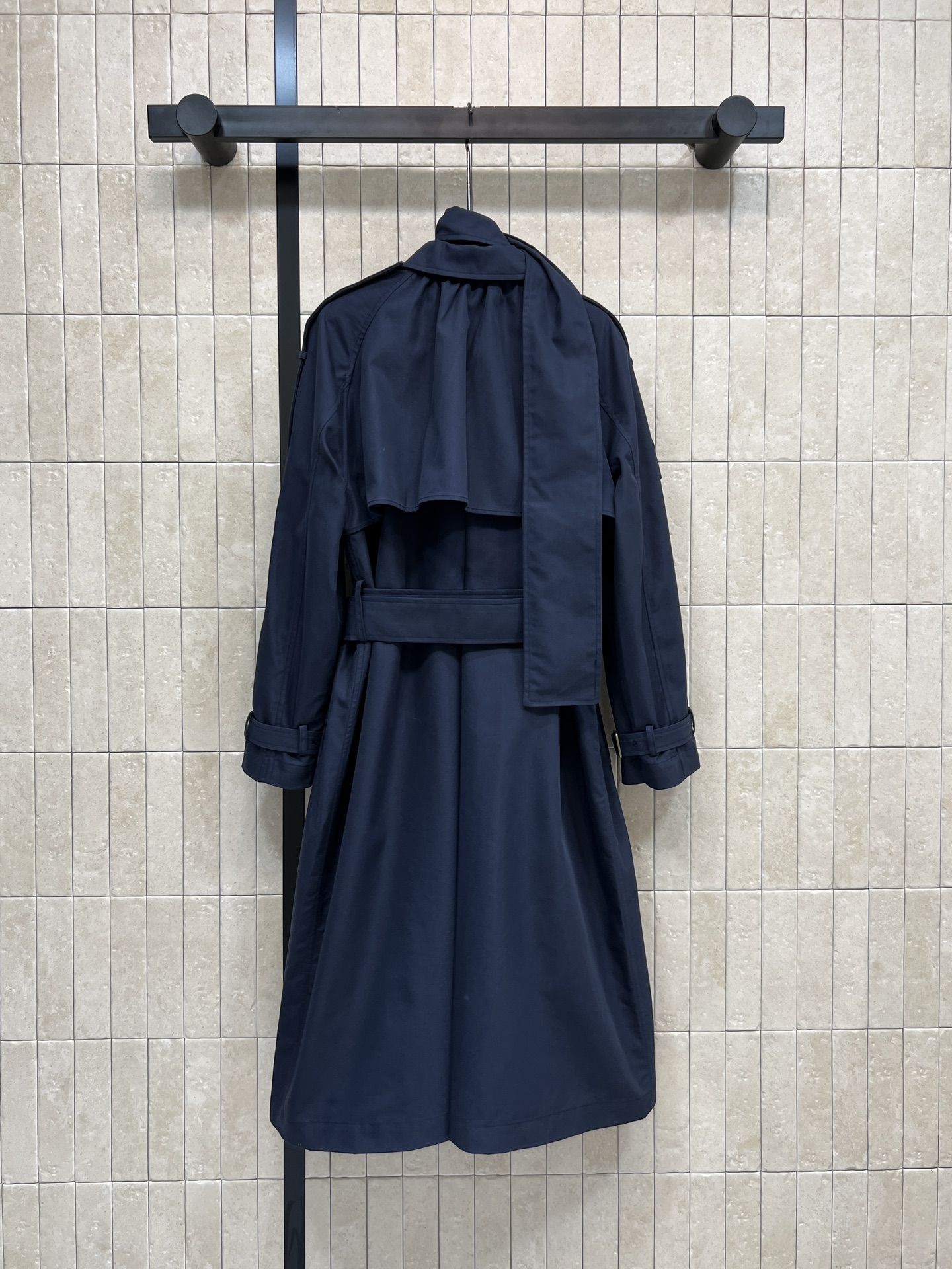 BUR家 26早春新款 围脖装饰双排扣长款风衣 英伦风设计 轻薄面料超适合春秋穿！经典翻领+可调节腰带 