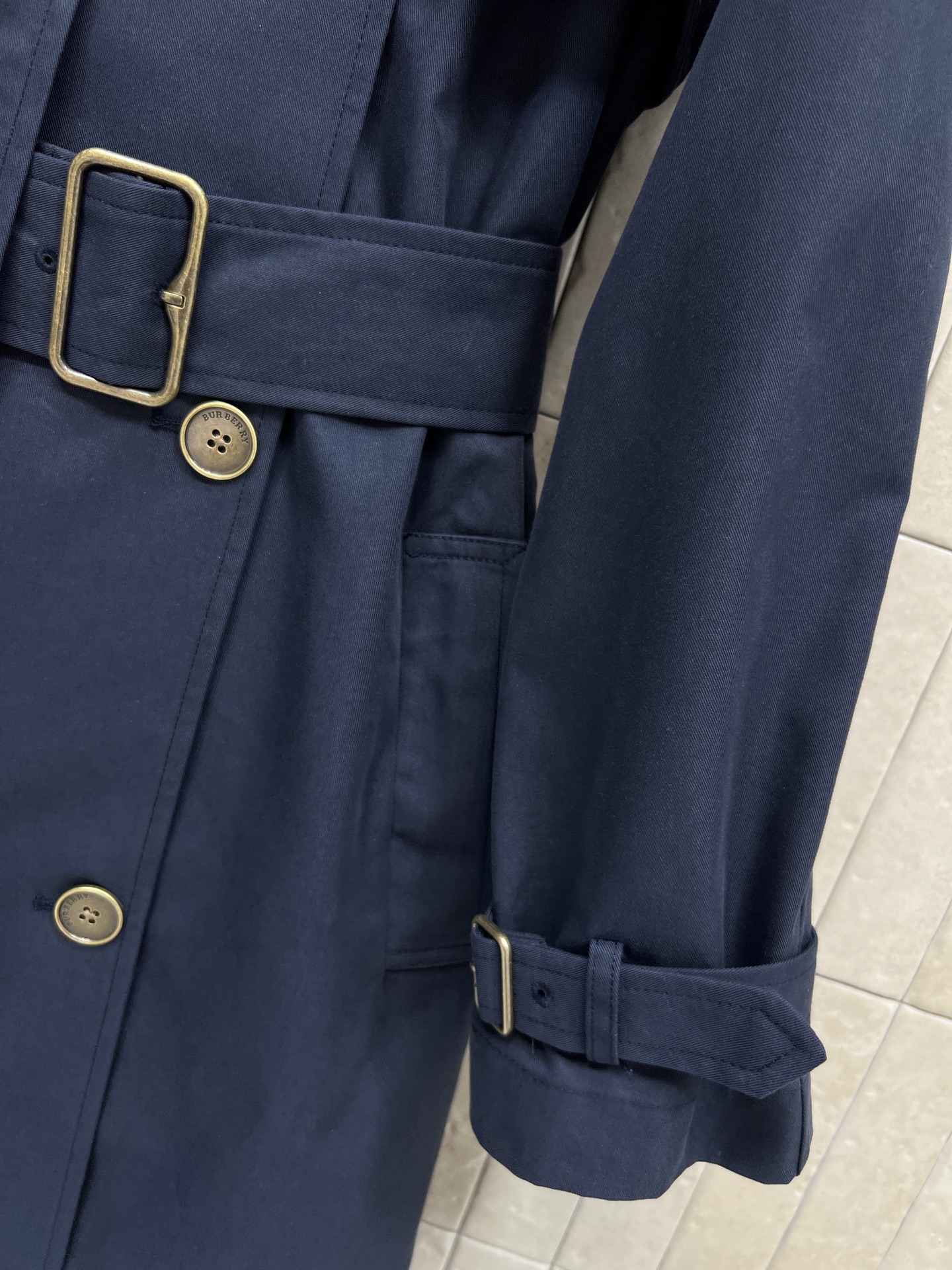 BUR家 26早春新款 围脖装饰双排扣长款风衣 英伦风设计 轻薄面料超适合春秋穿！经典翻领+可调节腰带 