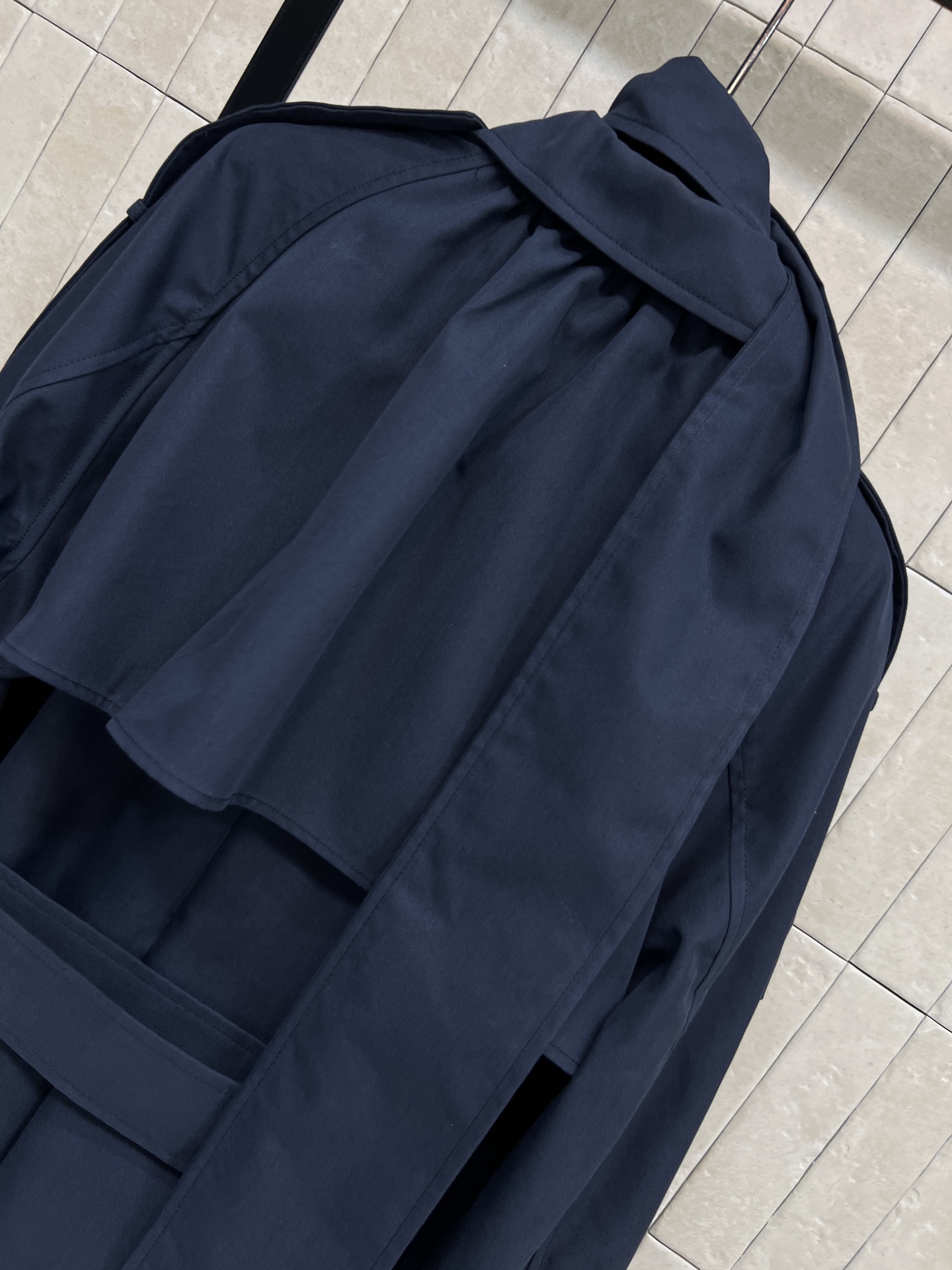 BUR家 26早春新款 围脖装饰双排扣长款风衣 英伦风设计 轻薄面料超适合春秋穿！经典翻领+可调节腰带 