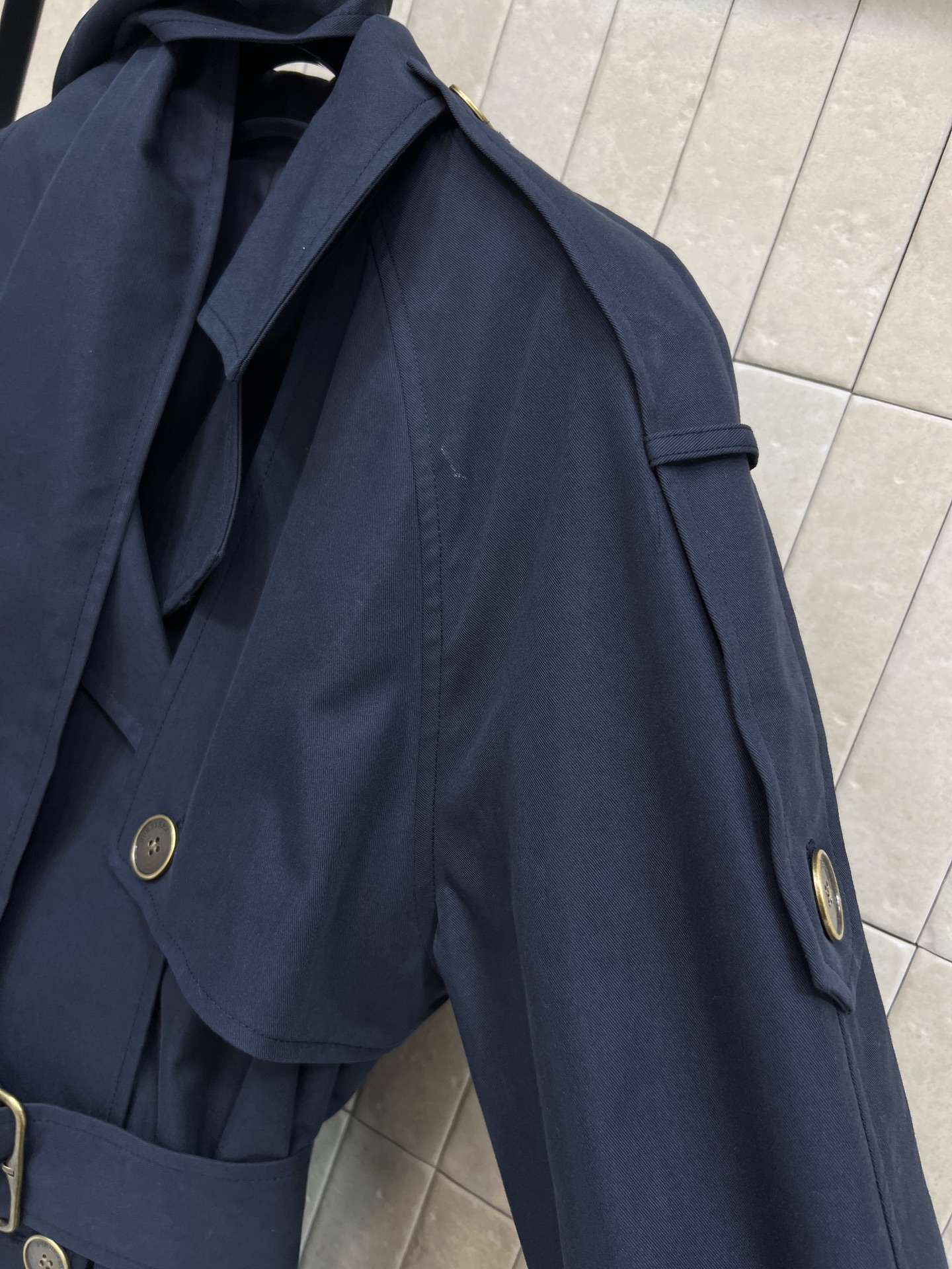 BUR家 26早春新款 围脖装饰双排扣长款风衣 英伦风设计 轻薄面料超适合春秋穿！经典翻领+可调节腰带 