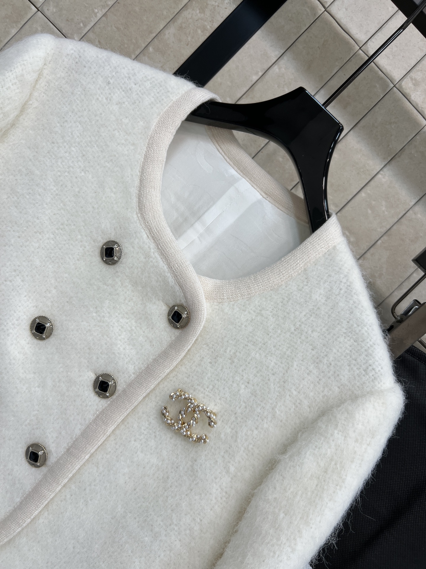 小香家 26早春新款 双排扣毛绒外套 柔软蓬松材质 双排扣+蝴蝶结设计 优雅精致 毛茸茸的精致感很难让人