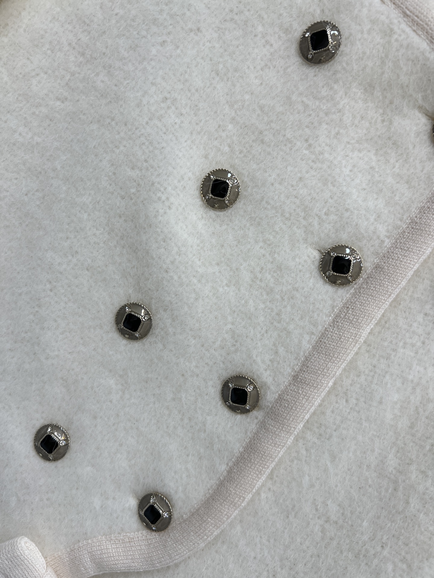 小香家 26早春新款 双排扣毛绒外套 柔软蓬松材质 双排扣+蝴蝶结设计 优雅精致 毛茸茸的精致感很难让人