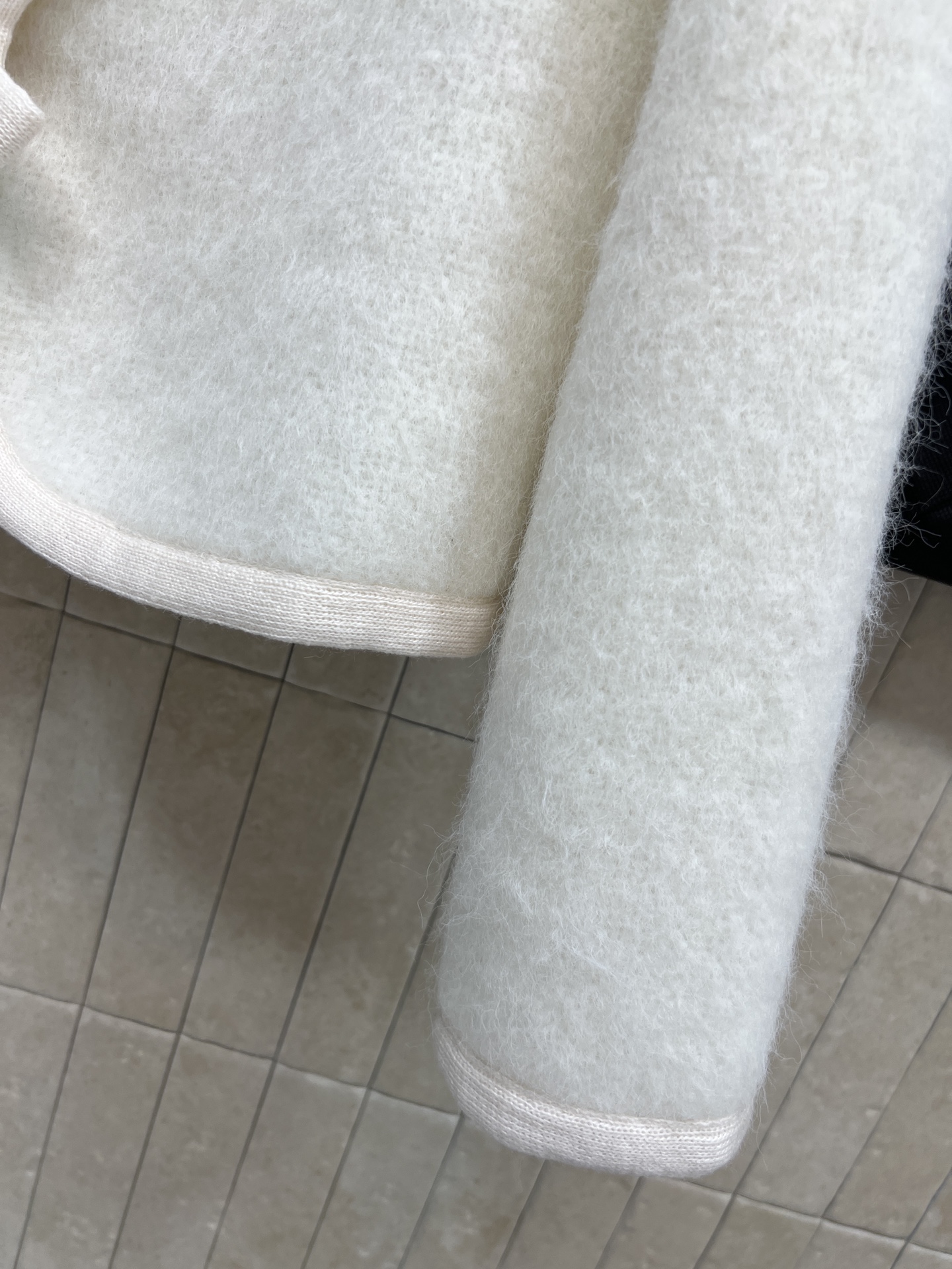 小香家 26早春新款 双排扣毛绒外套 柔软蓬松材质 双排扣+蝴蝶结设计 优雅精致 毛茸茸的精致感很难让人