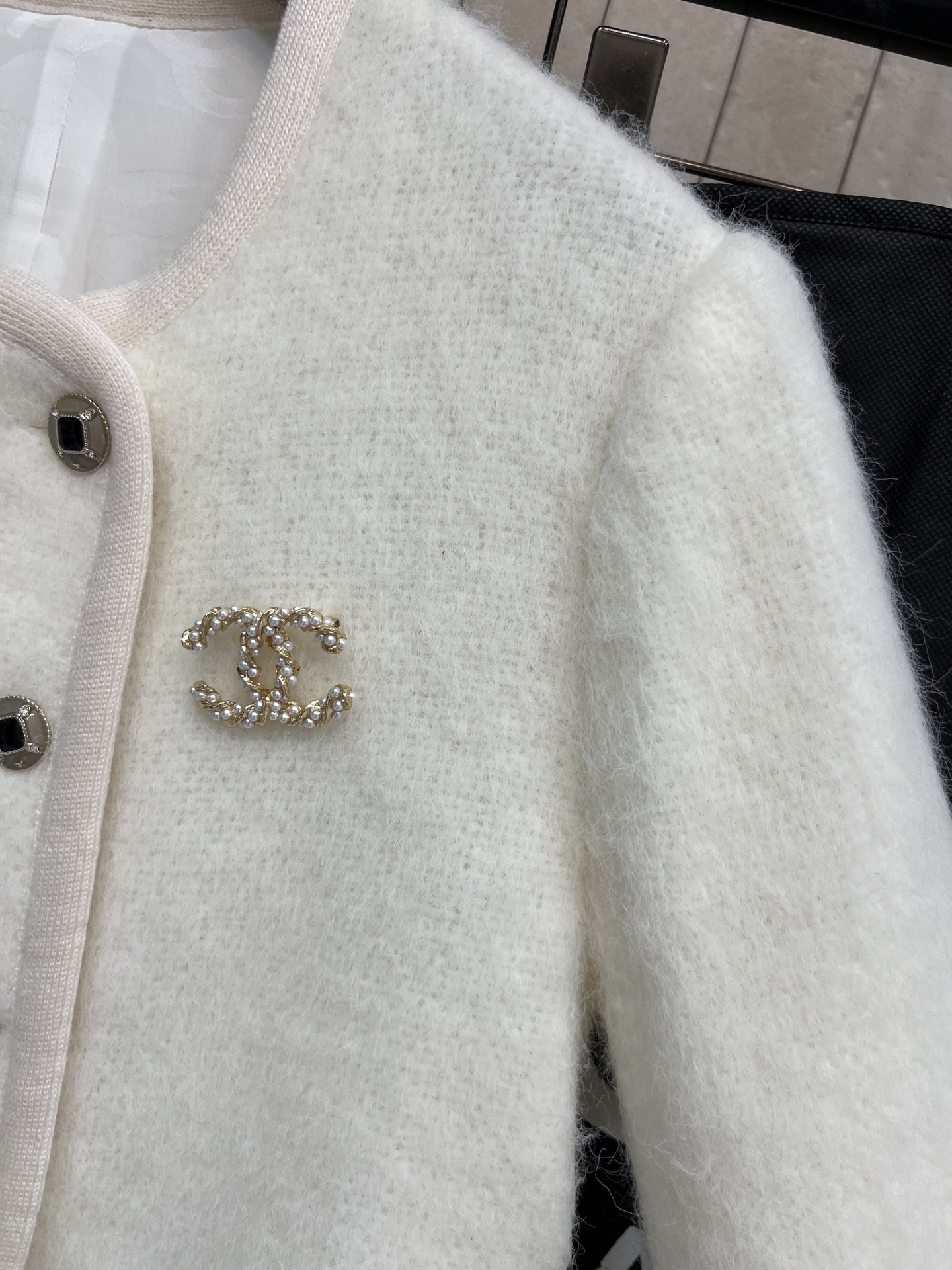 小香家 26早春新款 双排扣毛绒外套 柔软蓬松材质 双排扣+蝴蝶结设计 优雅精致 毛茸茸的精致感很难让人