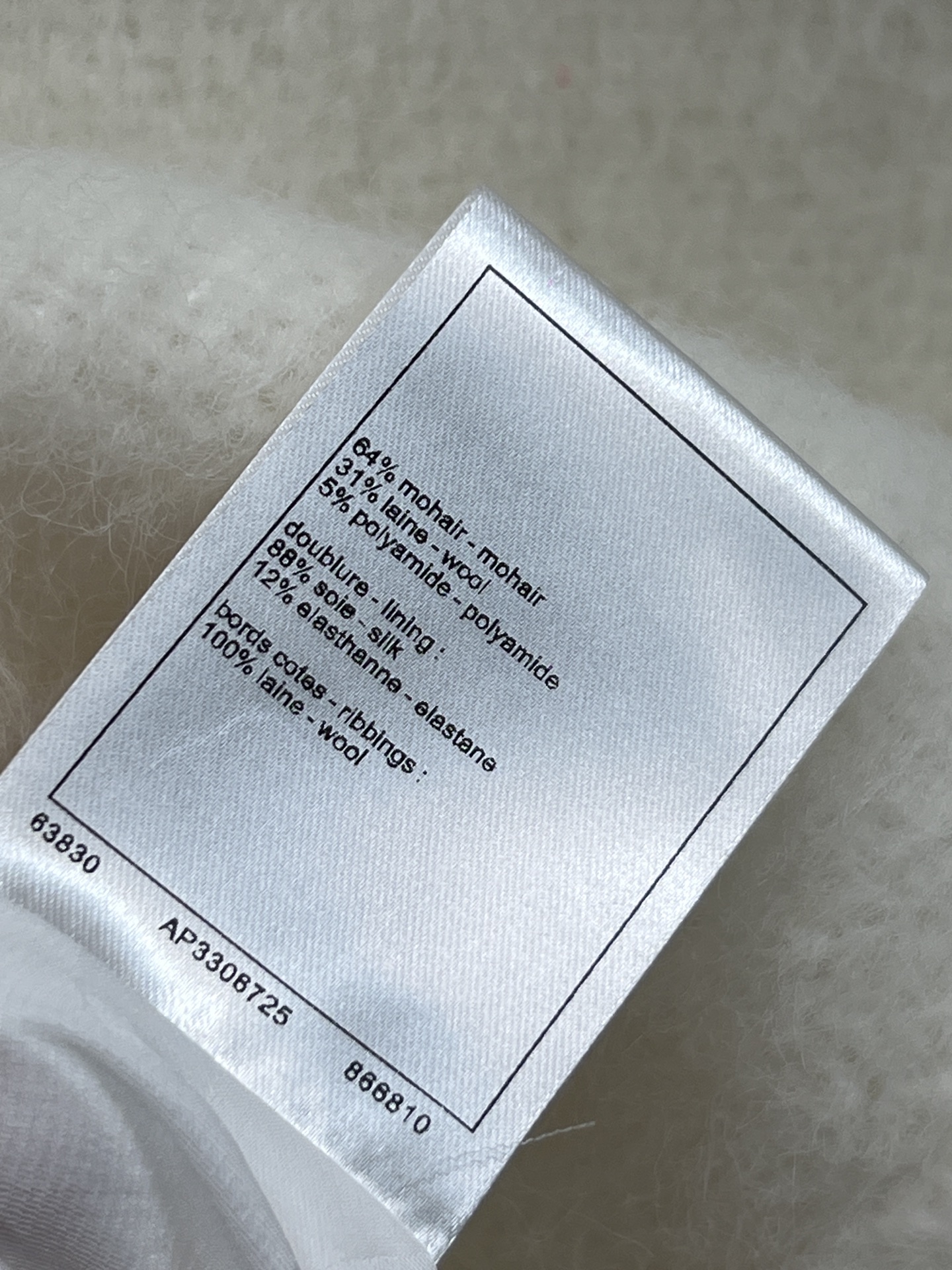 小香家 26早春新款 双排扣毛绒外套 柔软蓬松材质 双排扣+蝴蝶结设计 优雅精致 毛茸茸的精致感很难让人