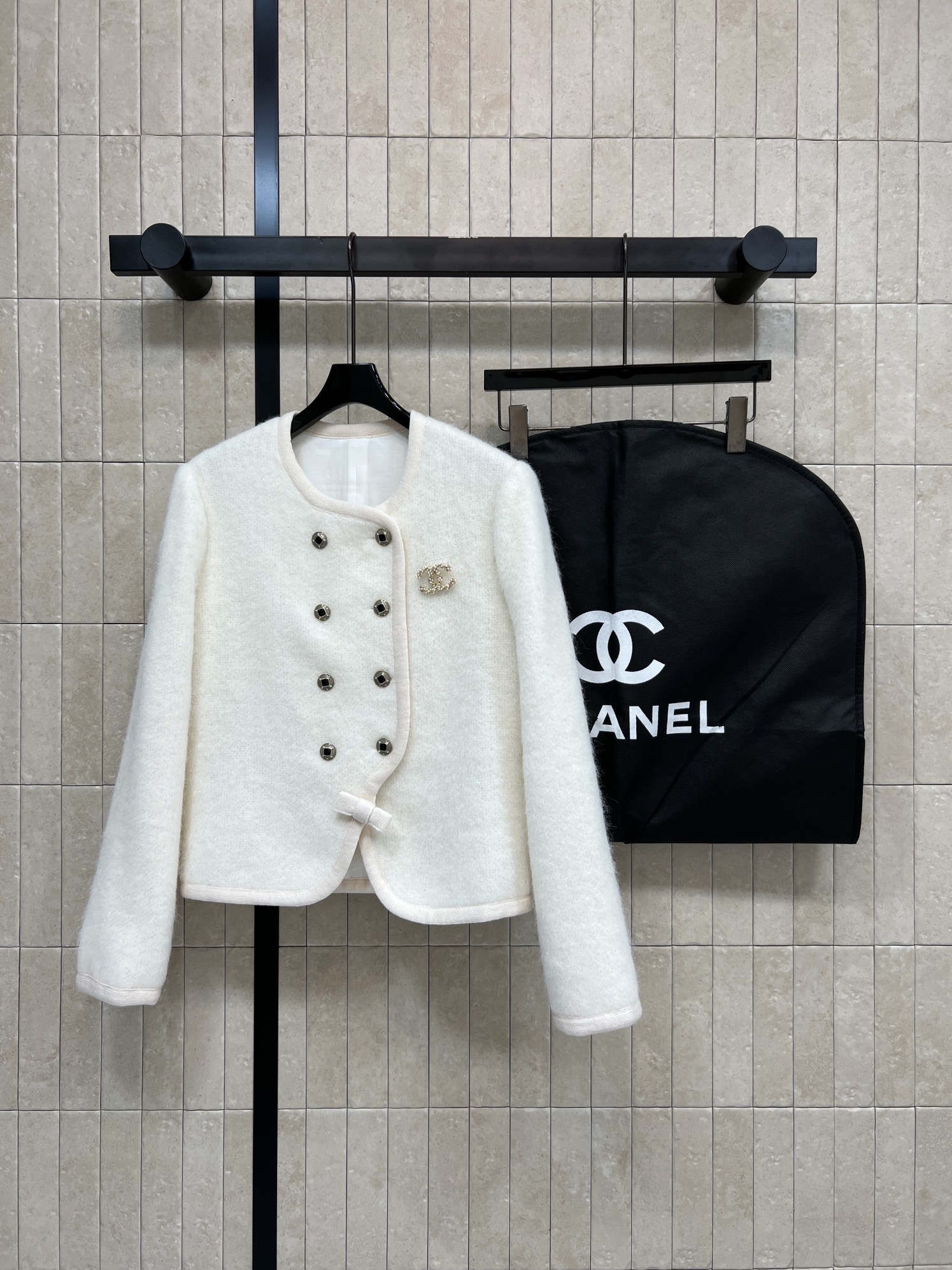 小香家 26早春新款 双排扣毛绒外套 柔软蓬松材质 双排扣+蝴蝶结设计 优雅精致 毛茸茸的精致感很难让人