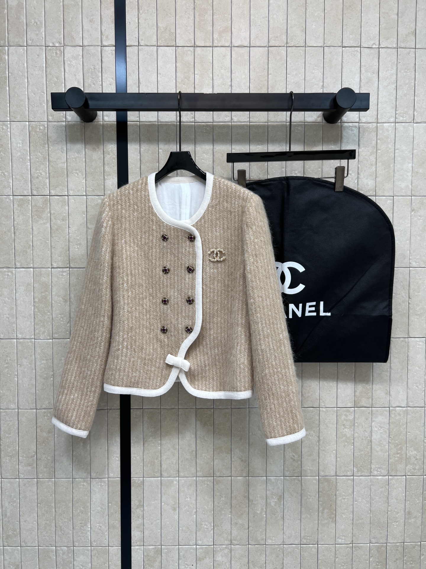 NO:667023,Comes with dust bag Xiaoxiangjia 26 early spring new style Double-breasted plush jacket Soft and fluffy material Double-breasted + bow design Elegant and exquisite It’s hard not to love the furry and delicate feel Round neck cut Super atmospheric in autumn and winter!  Decorated with a logo brooch on the chest, you can easily create a dry gold style or French elegance. It will look even better when paired with a skirt. It can be easily used for daily commuting and parties. It is practical and fashionable!  She looks slim and stunning. Her upper body looks like that of a famous lady. Good for everyday casual wear. Comes with dust bag, two colors and three sizes. Size/S-M-L,,chanel,skirts,jackets & coats,brooch,breastpin, 19860909配防尘袋小香家 26早春新款 双排扣毛绒外套 柔软蓬松材质 双排扣+蝴蝶结设计 优雅精致 毛茸茸的精致感很难让人不爱 圆领剪裁 秋冬穿超有氛围感！胸口logo胸针点缀 轻松打造干金风或法式优雅 搭配半裙更出彩~日常通勤、聚会都能轻松驾驭 实用又时髦！显瘦绝绝子 上身就是气质名媛大美女 日常休闲都不错 配送防尘袋 两色三码 Size/S-M-L,,chanel,skirts,jackets & coats,brooch，breastpin, ,Women's clothing