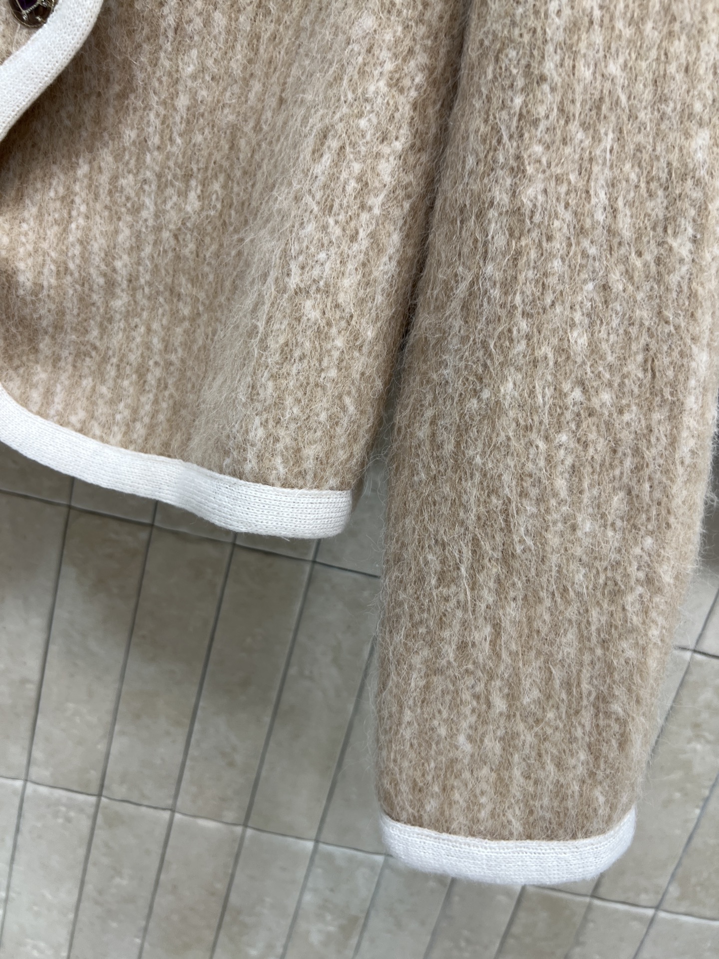 小香家 26早春新款 双排扣毛绒外套 柔软蓬松材质 双排扣+蝴蝶结设计 优雅精致 毛茸茸的精致感很难让人