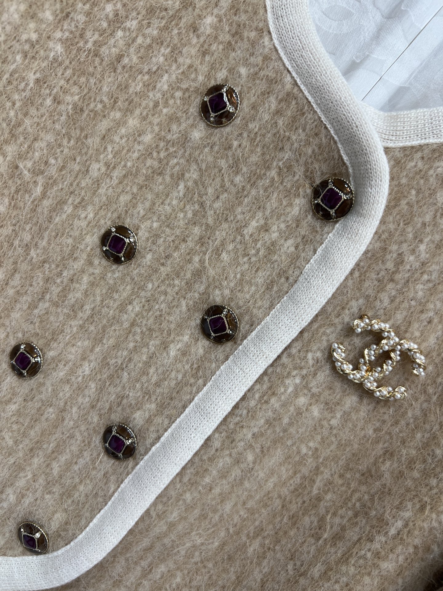 小香家 26早春新款 双排扣毛绒外套 柔软蓬松材质 双排扣+蝴蝶结设计 优雅精致 毛茸茸的精致感很难让人