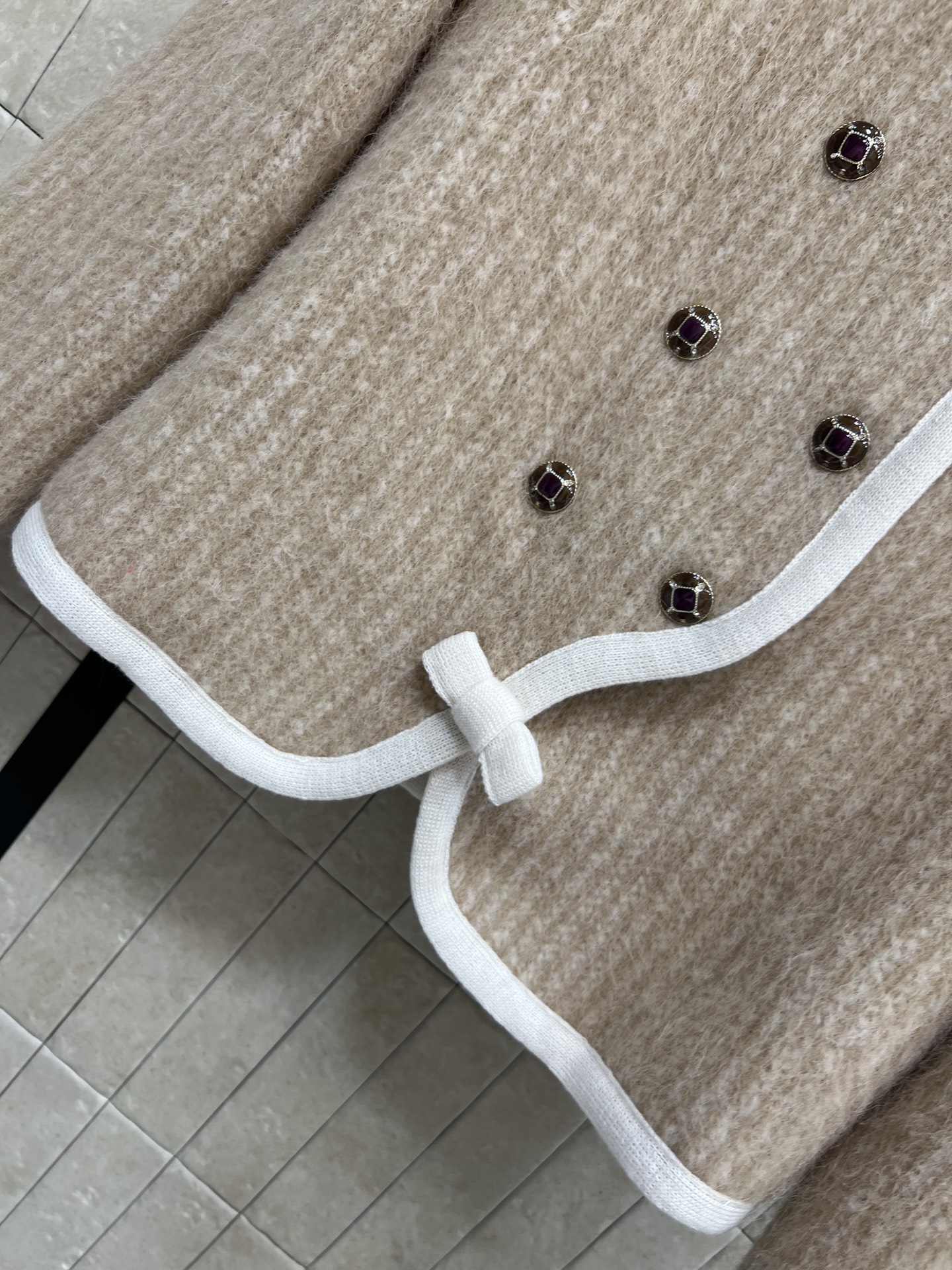 小香家 26早春新款 双排扣毛绒外套 柔软蓬松材质 双排扣+蝴蝶结设计 优雅精致 毛茸茸的精致感很难让人