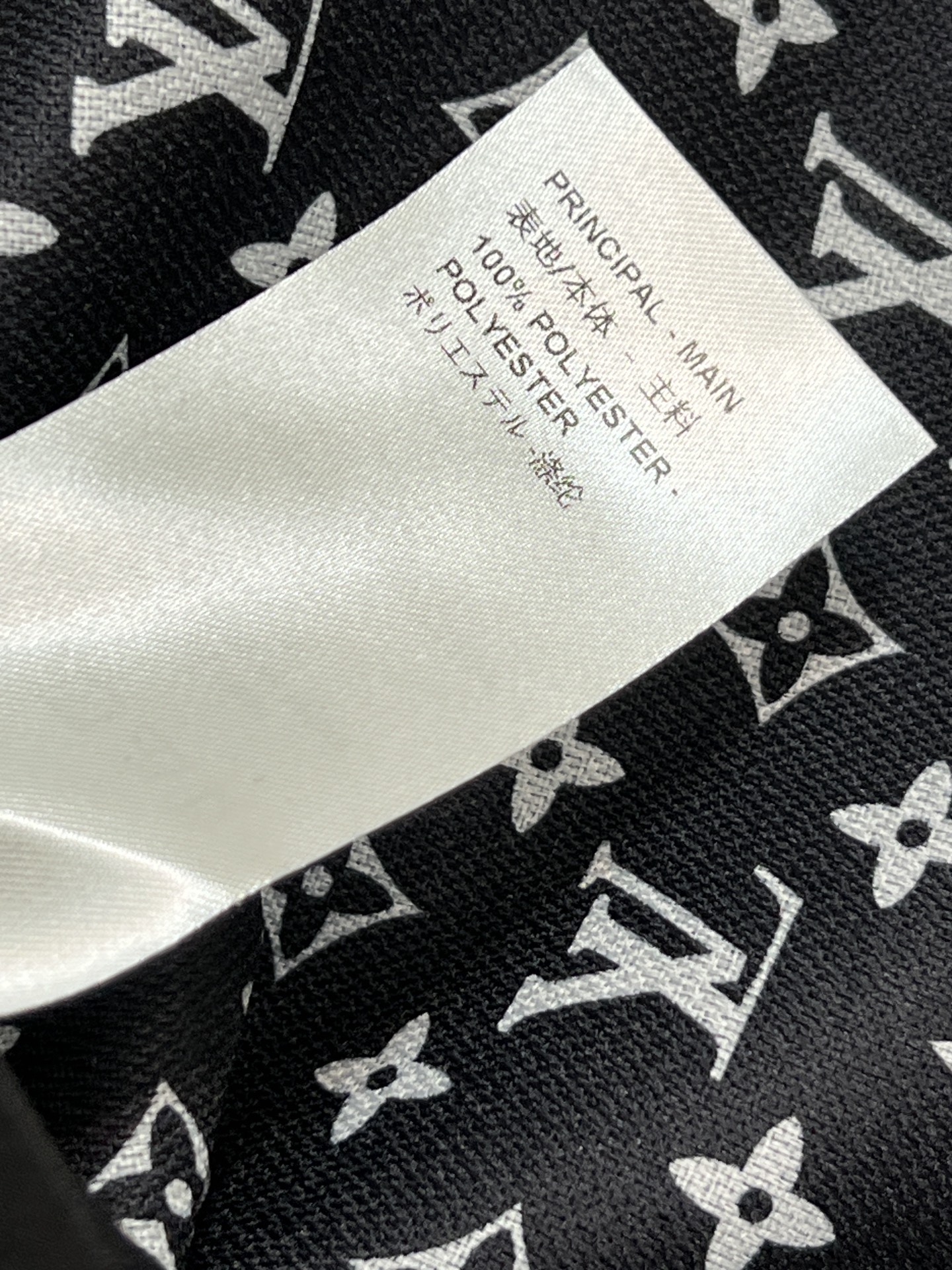 L家 26早春新款 黑色立领斗篷大衣 采用高品质羊毛 保暖又舒适 立领+斗篷袖设计 简约大气 斜肩单排扣