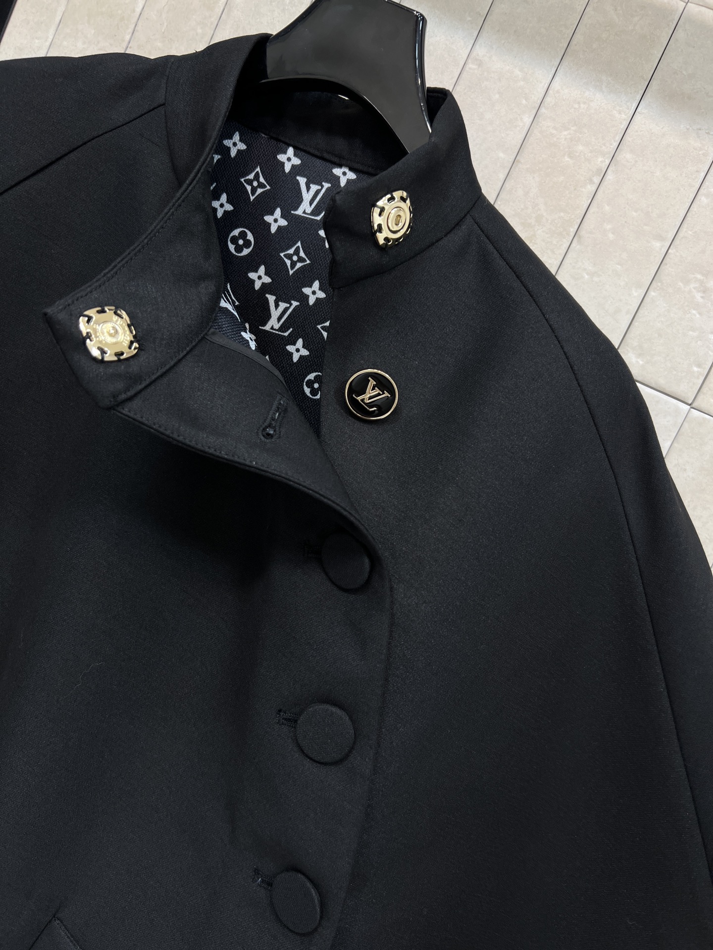 L家 26早春新款 黑色立领斗篷大衣 采用高品质羊毛 保暖又舒适 立领+斗篷袖设计 简约大气 斜肩单排扣