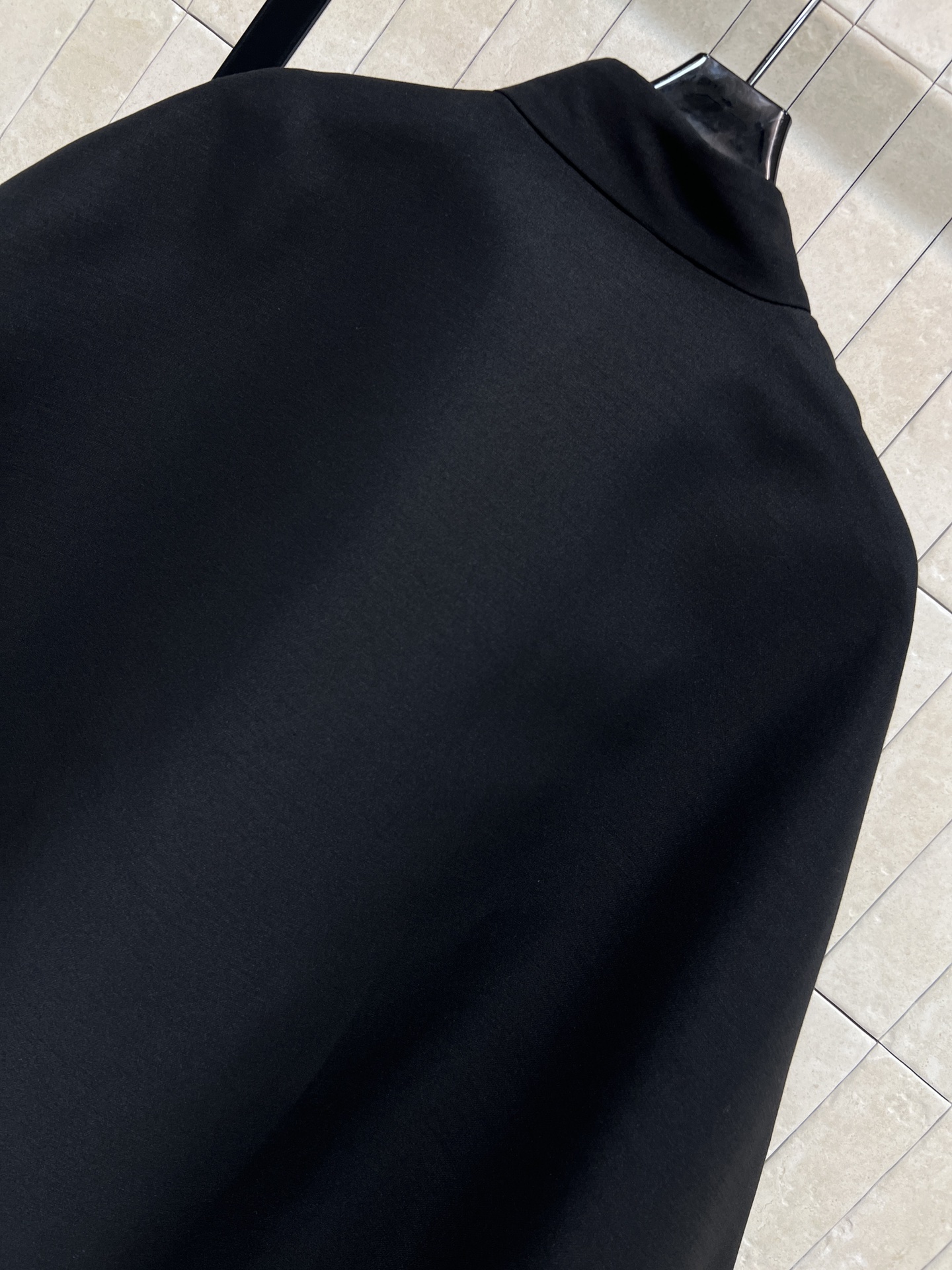 L家 26早春新款 黑色立领斗篷大衣 采用高品质羊毛 保暖又舒适 立领+斗篷袖设计 简约大气 斜肩单排扣