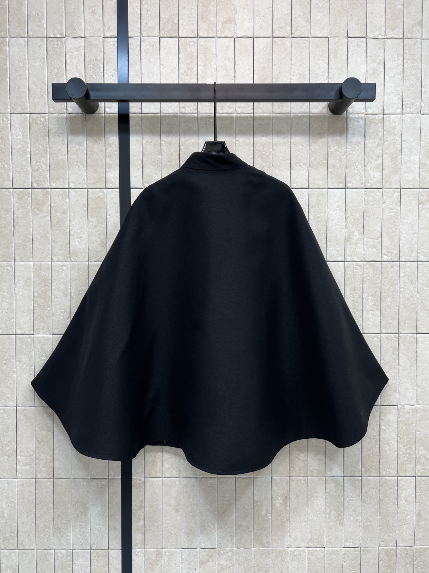 L家 26早春新款 黑色立领斗篷大衣 采用高品质羊毛 保暖又舒适 立领+斗篷袖设计 简约大气 斜肩单排扣