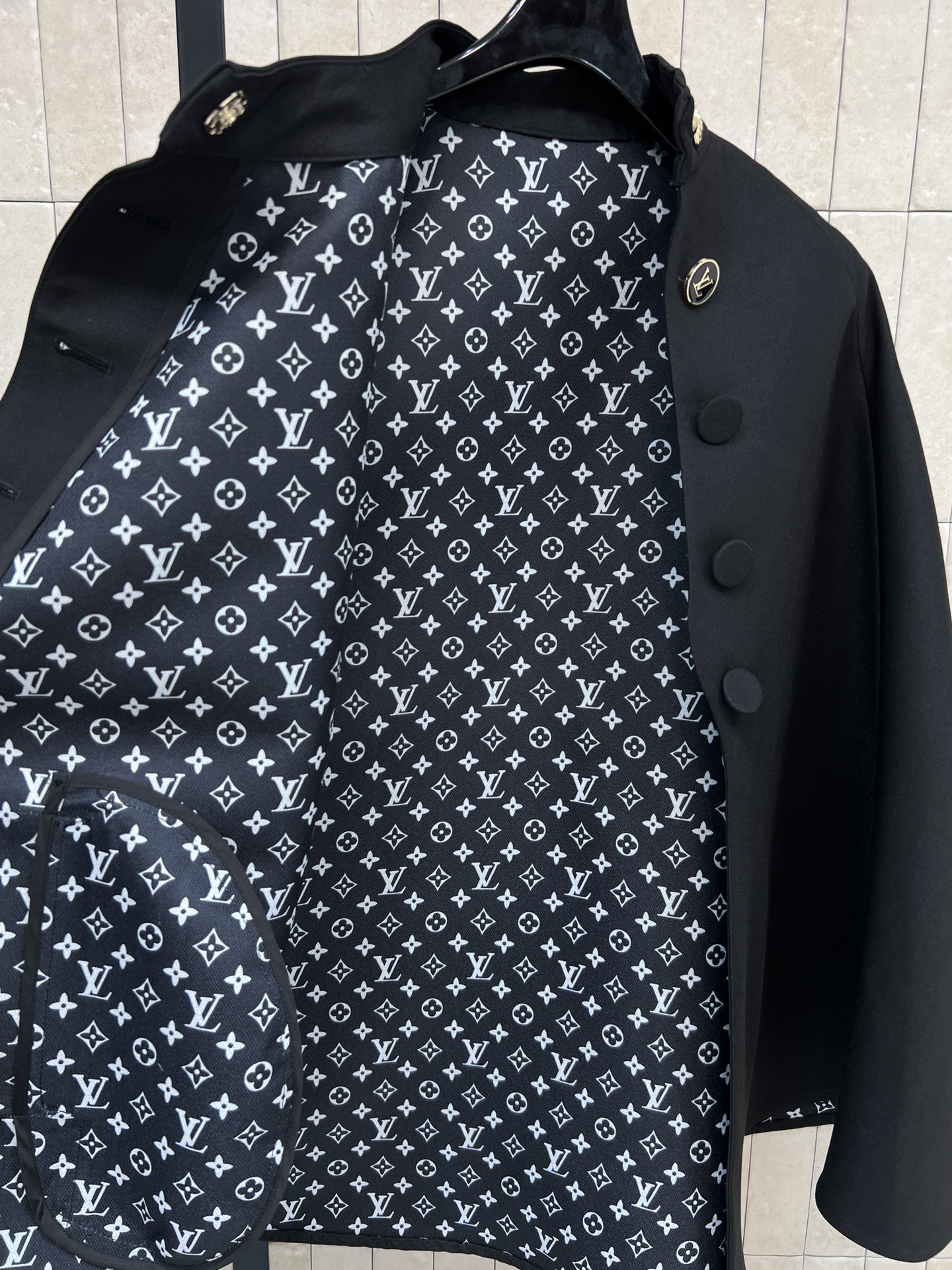 L家 26早春新款 黑色立领斗篷大衣 采用高品质羊毛 保暖又舒适 立领+斗篷袖设计 简约大气 斜肩单排扣