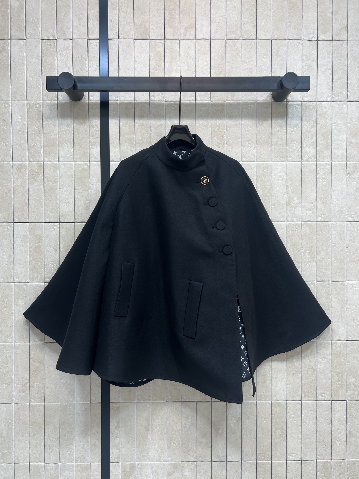 NO:667027,L's 26 early spring new style black stand-up collar cape coat made of high-quality wool, warm and comfortable, stand-up collar + cape sleeve design, simple and elegant, slanted shoulder single-breasted placket, easy to put on and take off, classic presbyopic pattern inside, suitable for small people or sisters who like retro style, Japanese simple style, four sizes in one color Size/S-M-L- XL,, louis vuitton,  19860909L家 26早春新款 黑色立领斗篷大衣 采用高品质羊毛 保暖又舒适 立领+斗篷袖设计 简约大气 斜肩单排扣开襟 穿脱方便 里面经典老花图案 适合小个子或喜欢复古风的姐妹 日系简约风格 一色四码 Size/S-M-L- XL,,louis vuitton, ,Women's clothing