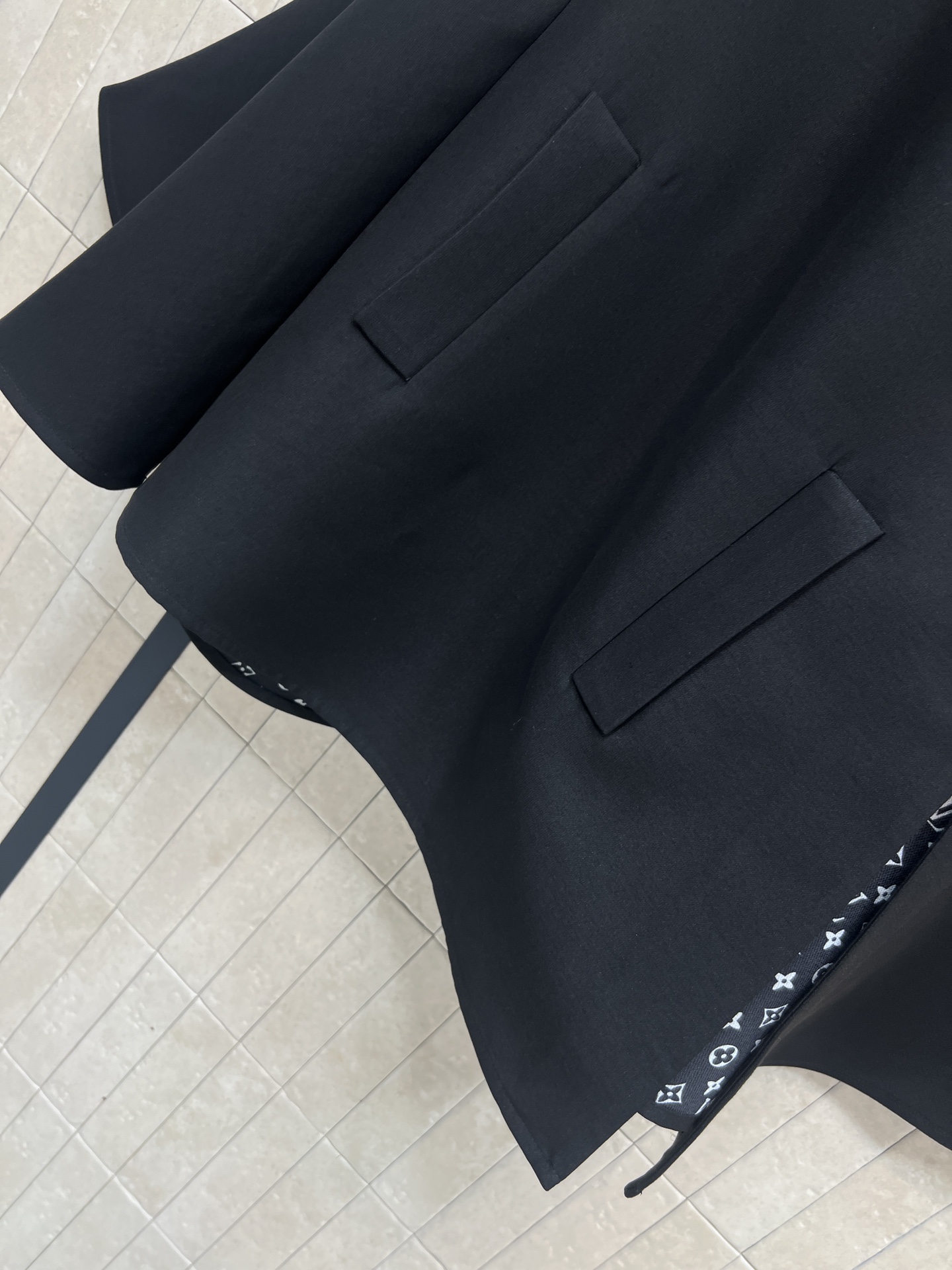 L家 26早春新款 黑色立领斗篷大衣 采用高品质羊毛 保暖又舒适 立领+斗篷袖设计 简约大气 斜肩单排扣