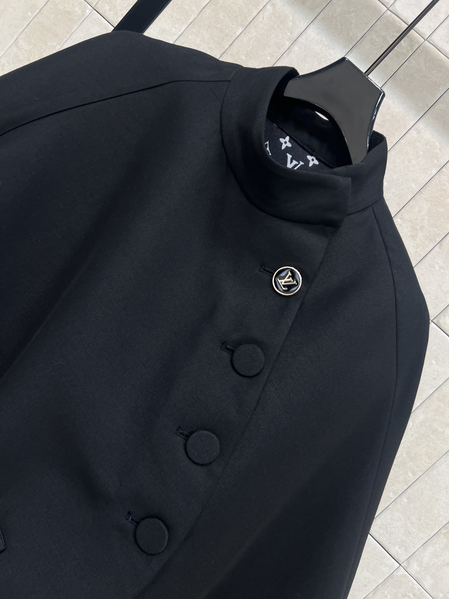 L家 26早春新款 黑色立领斗篷大衣 采用高品质羊毛 保暖又舒适 立领+斗篷袖设计 简约大气 斜肩单排扣