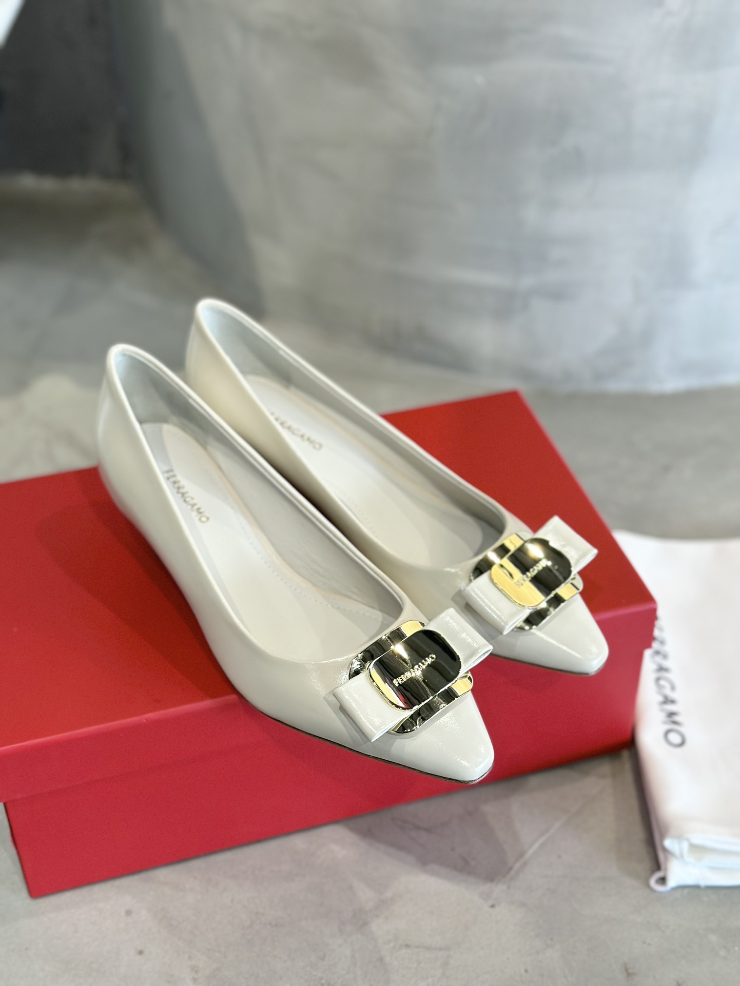 Ferraga Murchun Vara Butterfly Shoes: Factory Price $700, French Style, Napaskin Material - 图片 6