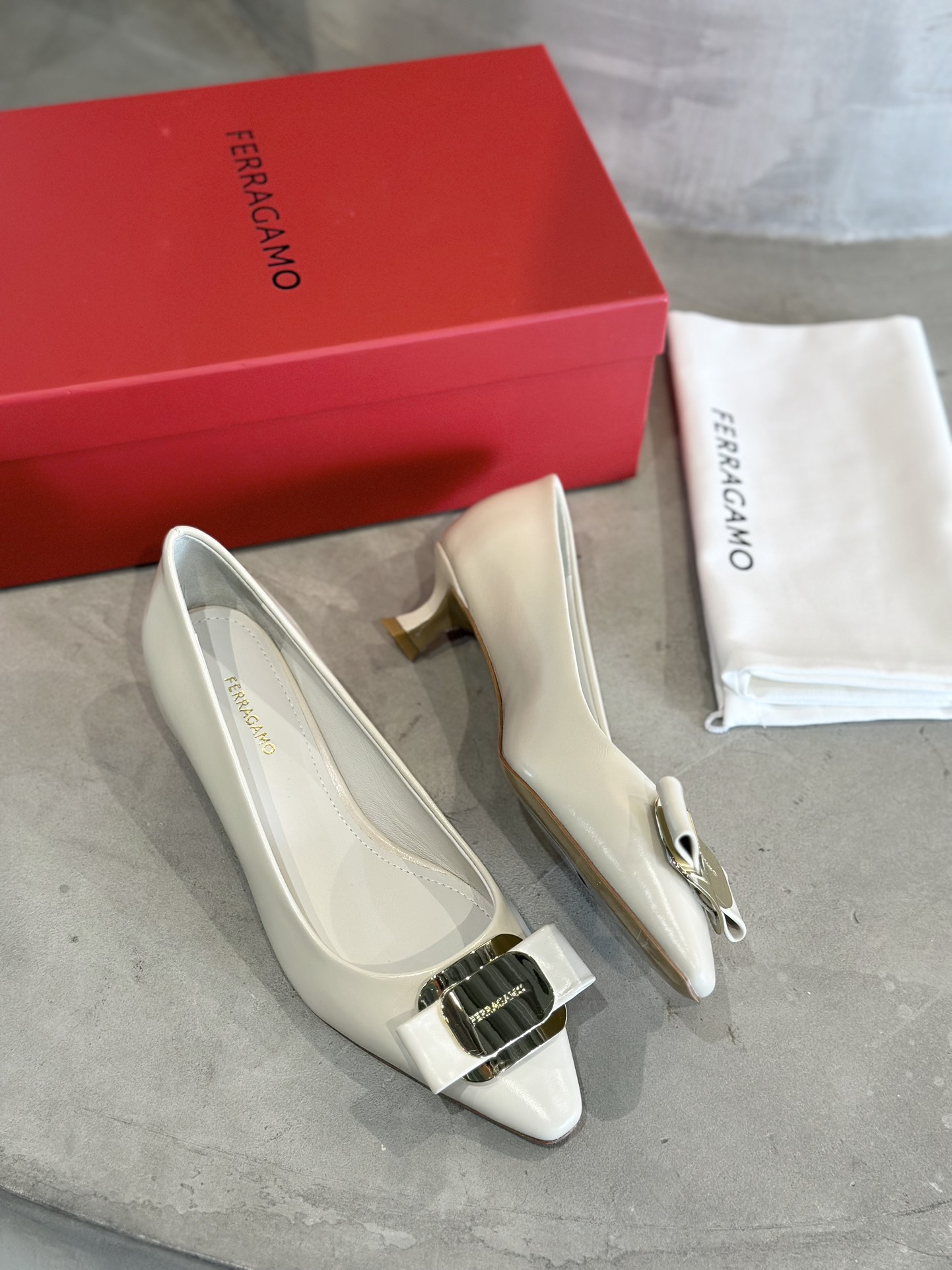 Ferraga Murchun Vara Butterfly Shoes: Factory Price $700, French Style, Napaskin Material - 图片 4
