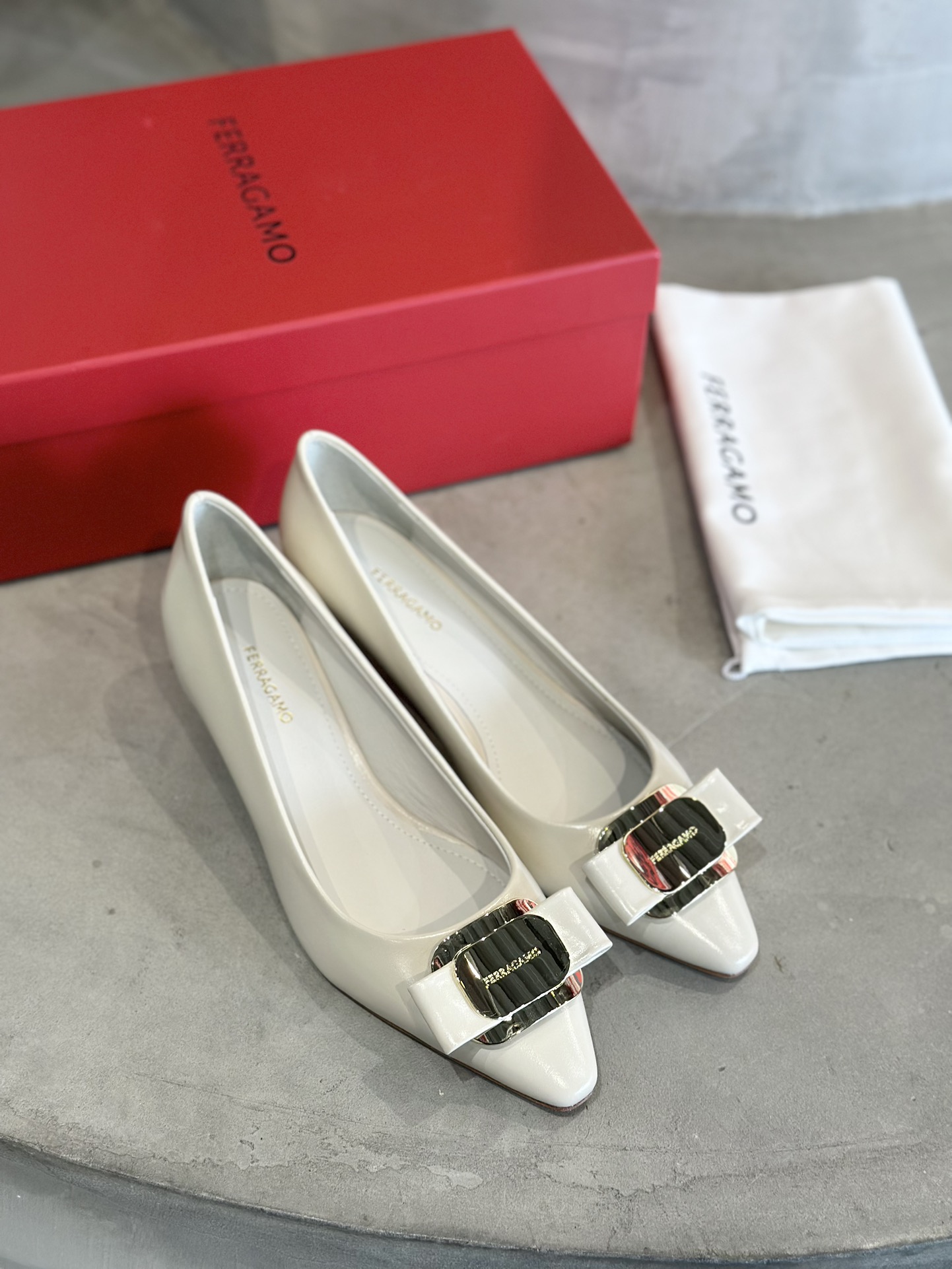 Ferraga Murchun Vara Butterfly Shoes: Factory Price $700, French Style, Napaskin Material - 图片 3