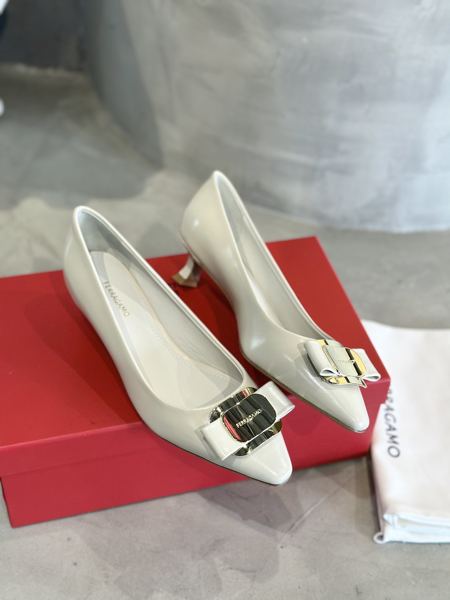 Ferraga Murchun Vara Butterfly Shoes: Factory Price $700, French Style, Napaskin Material - 图片 7