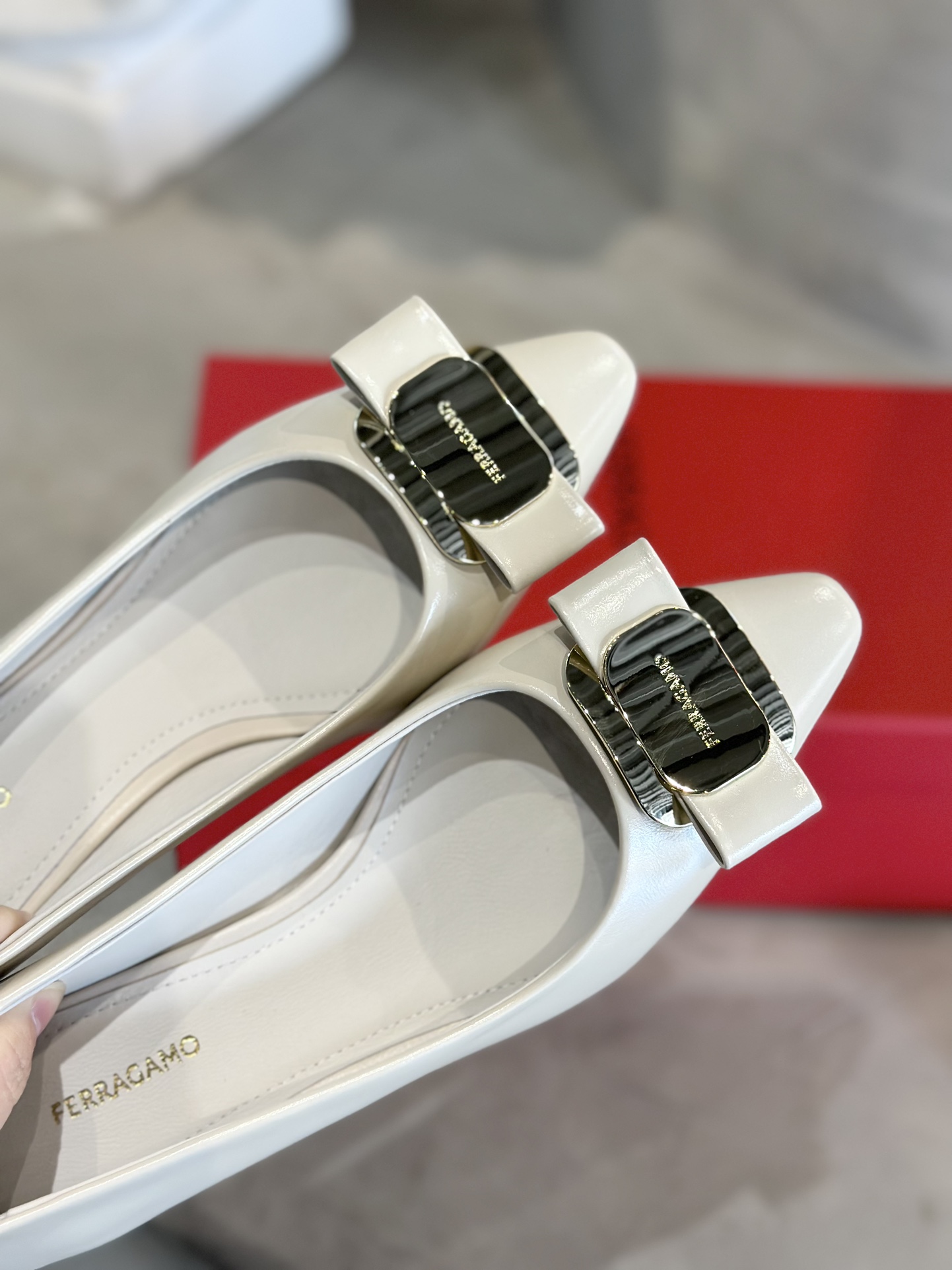 Ferraga Murchun Vara Butterfly Shoes: Factory Price $700, French Style, Napaskin Material - 图片 8