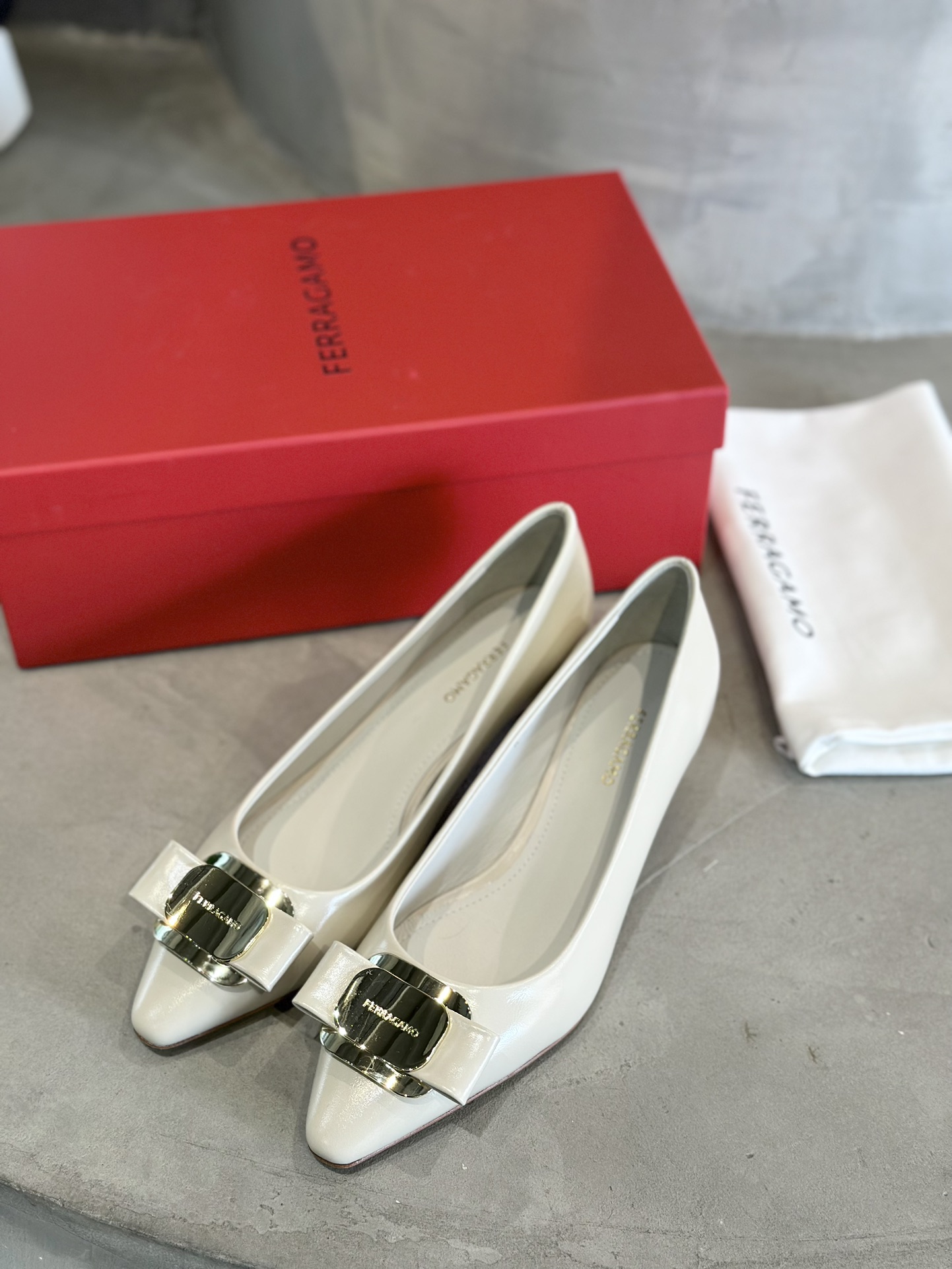 Ferraga Murchun Vara Butterfly Shoes: Factory Price $700, French Style, Napaskin Material - 图片 5