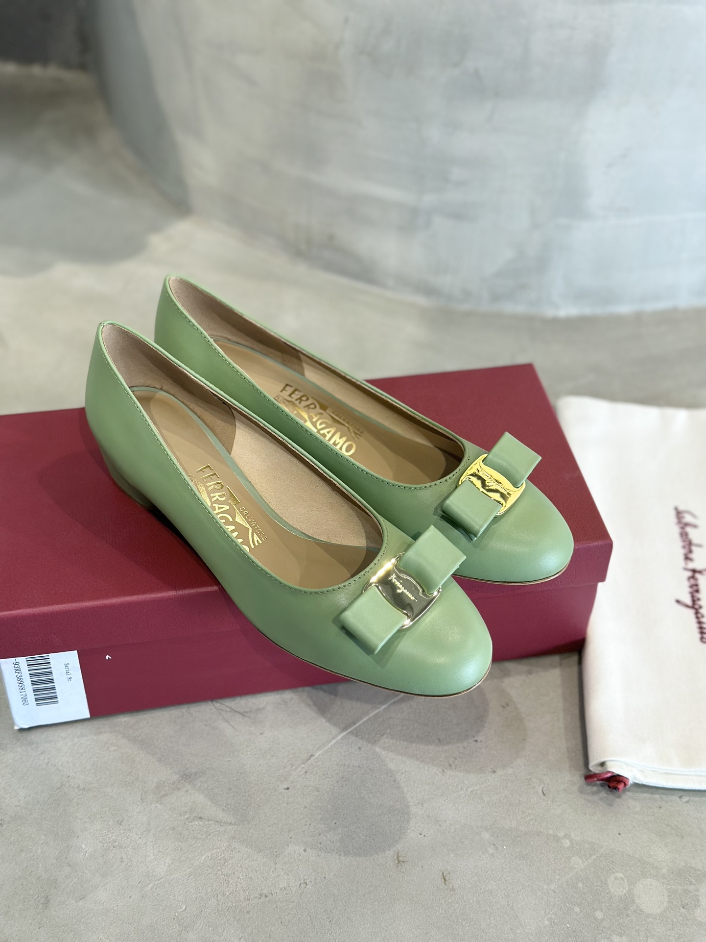 Plant Price 700: Salvatore Ferragamo Cow Skin Heels with Sheepskin Interior - 图片 6