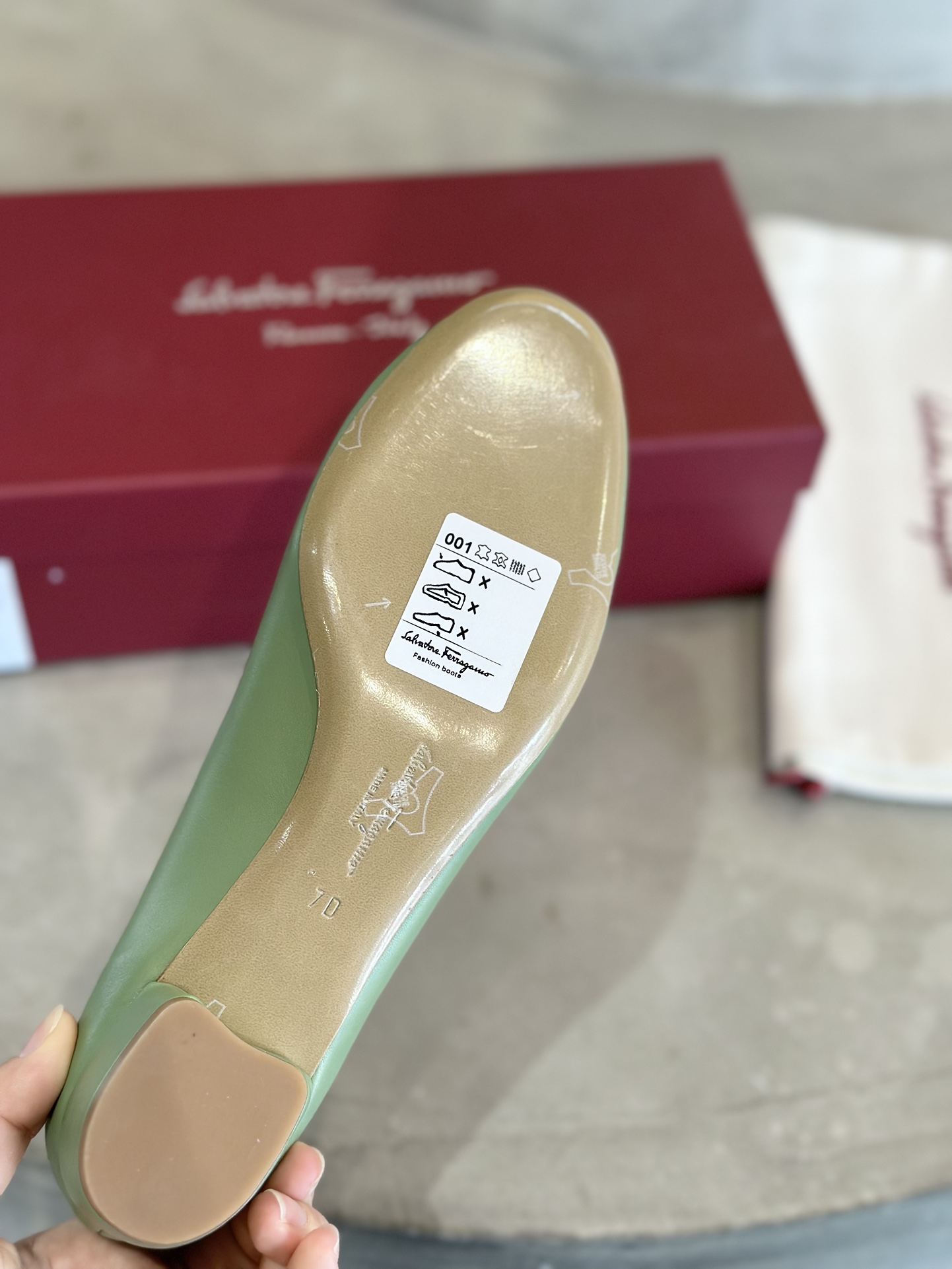 Plant Price 700: Salvatore Ferragamo Cow Skin Heels with Sheepskin Interior - 图片 9
