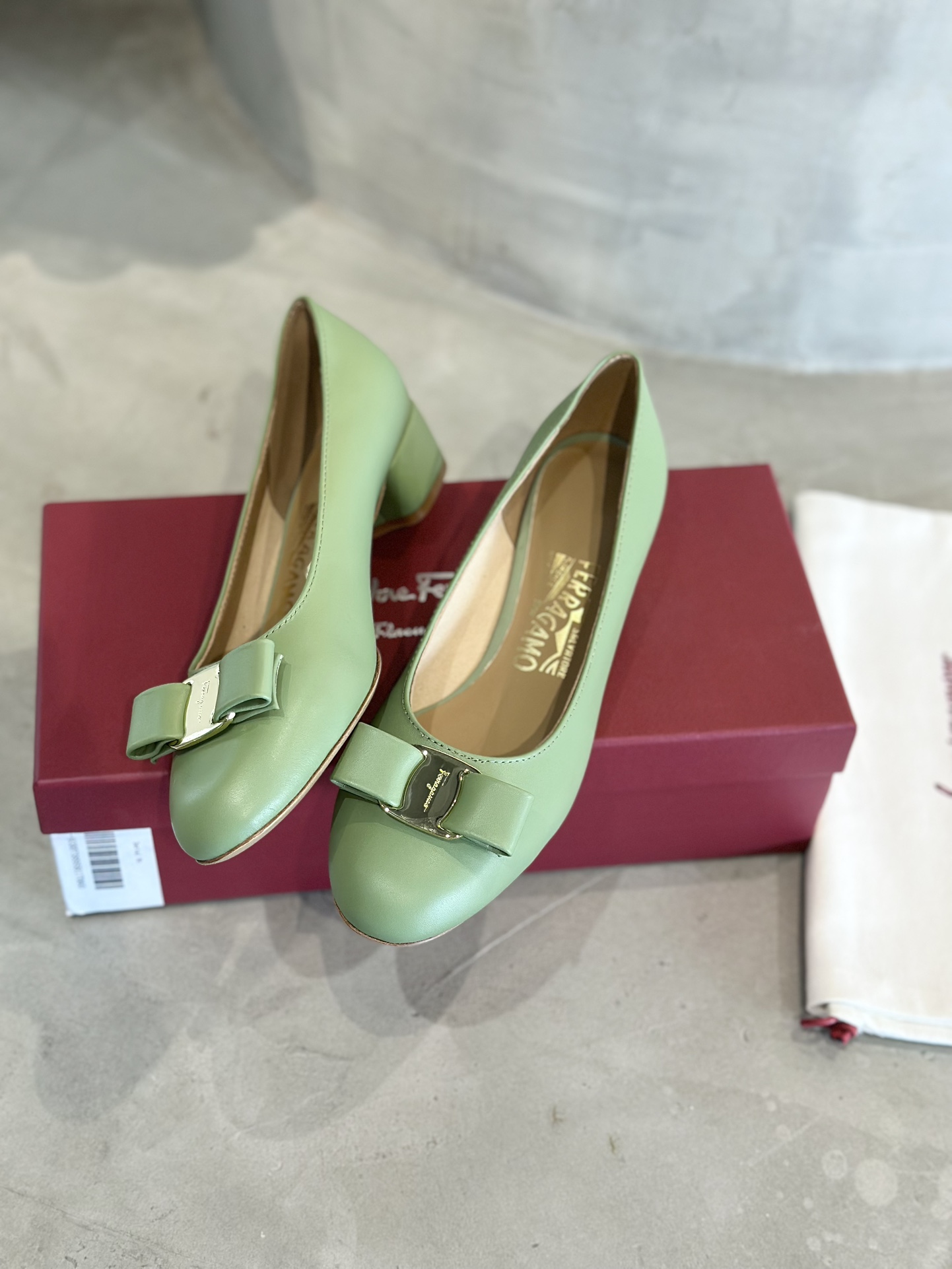 Plant Price 700: Salvatore Ferragamo Cow Skin Heels with Sheepskin Interior - 图片 5