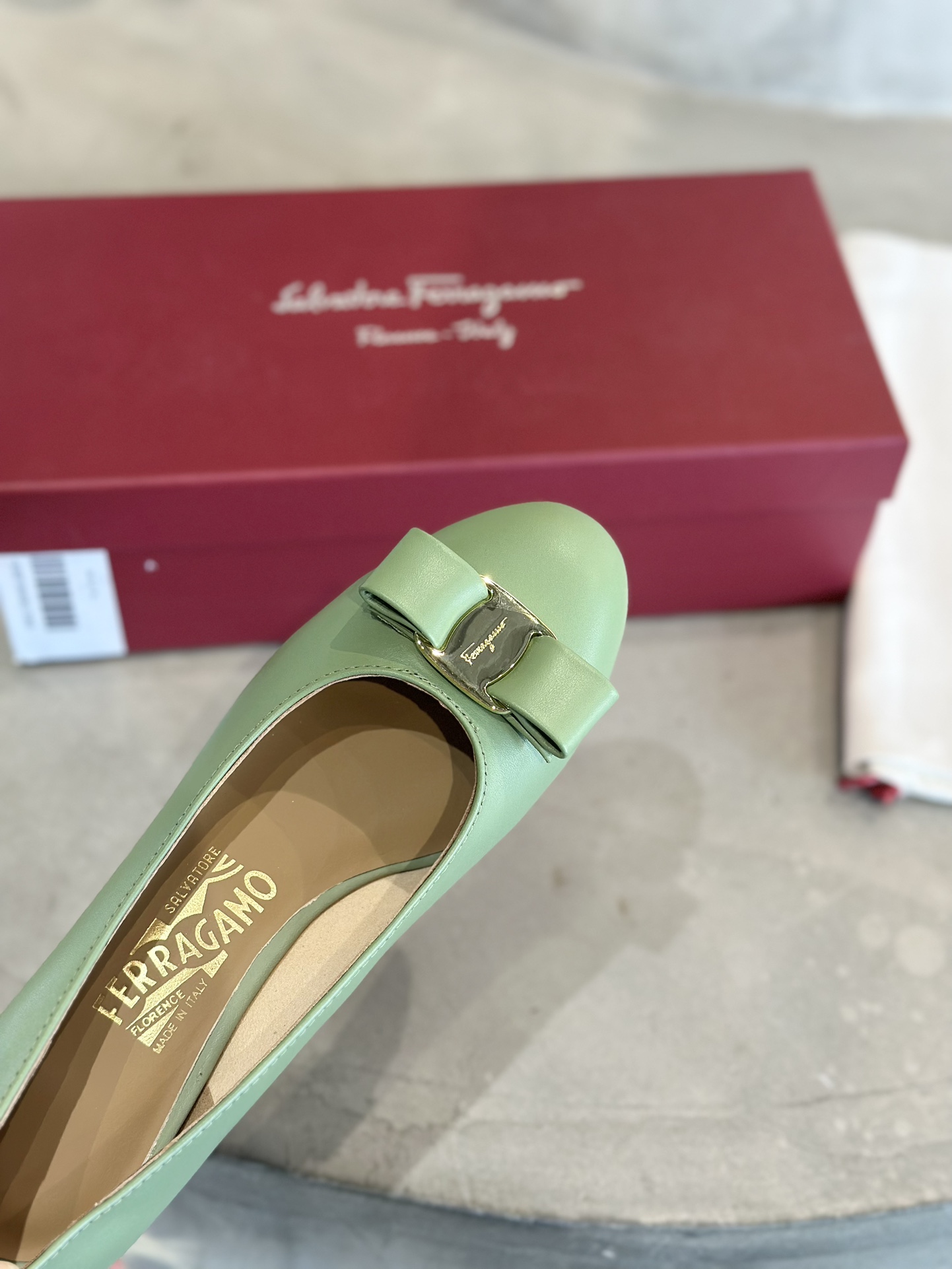 Plant Price 700: Salvatore Ferragamo Cow Skin Heels with Sheepskin Interior - 图片 8
