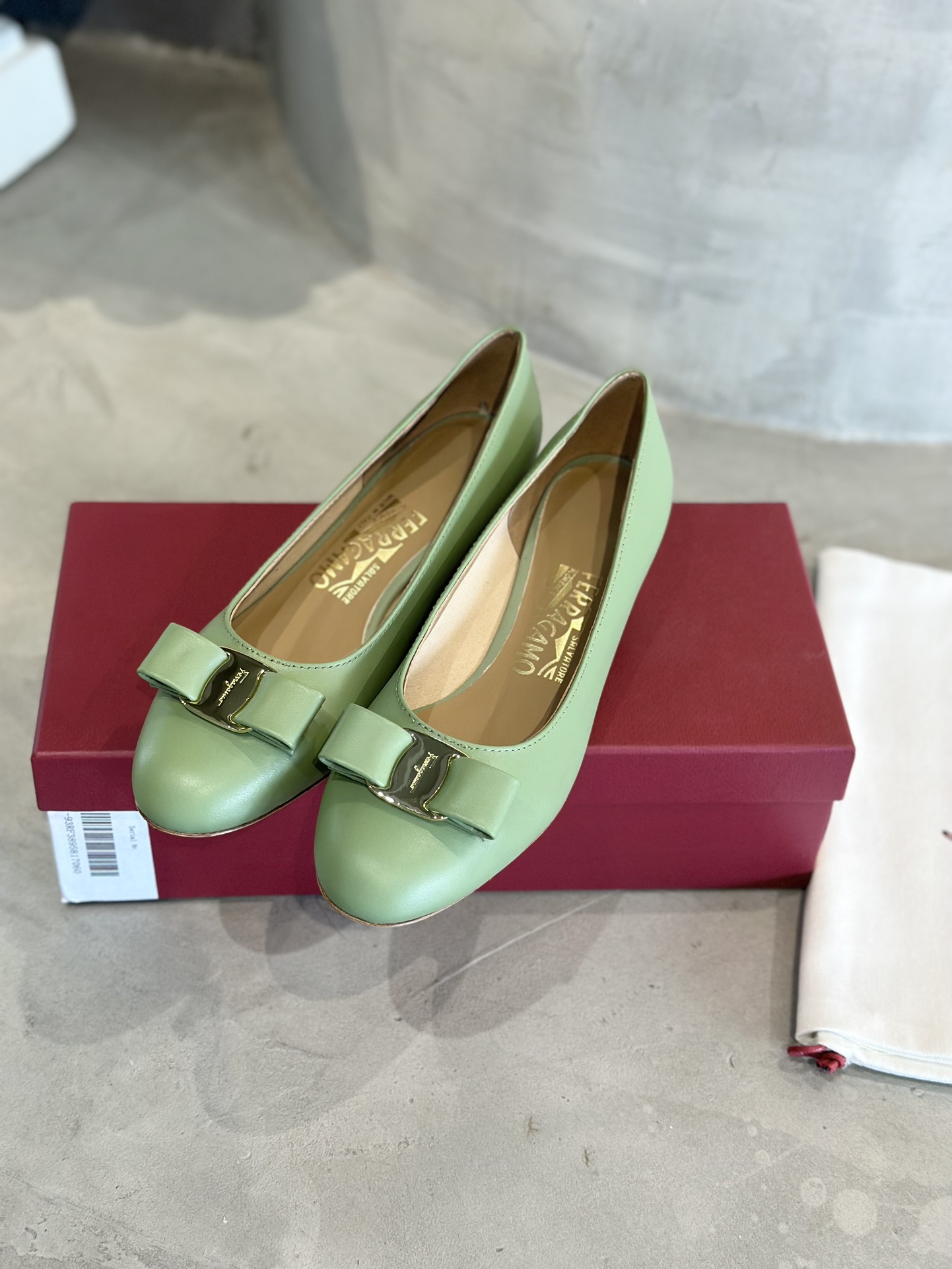 Plant Price 700: Salvatore Ferragamo Cow Skin Heels with Sheepskin Interior - 图片 4