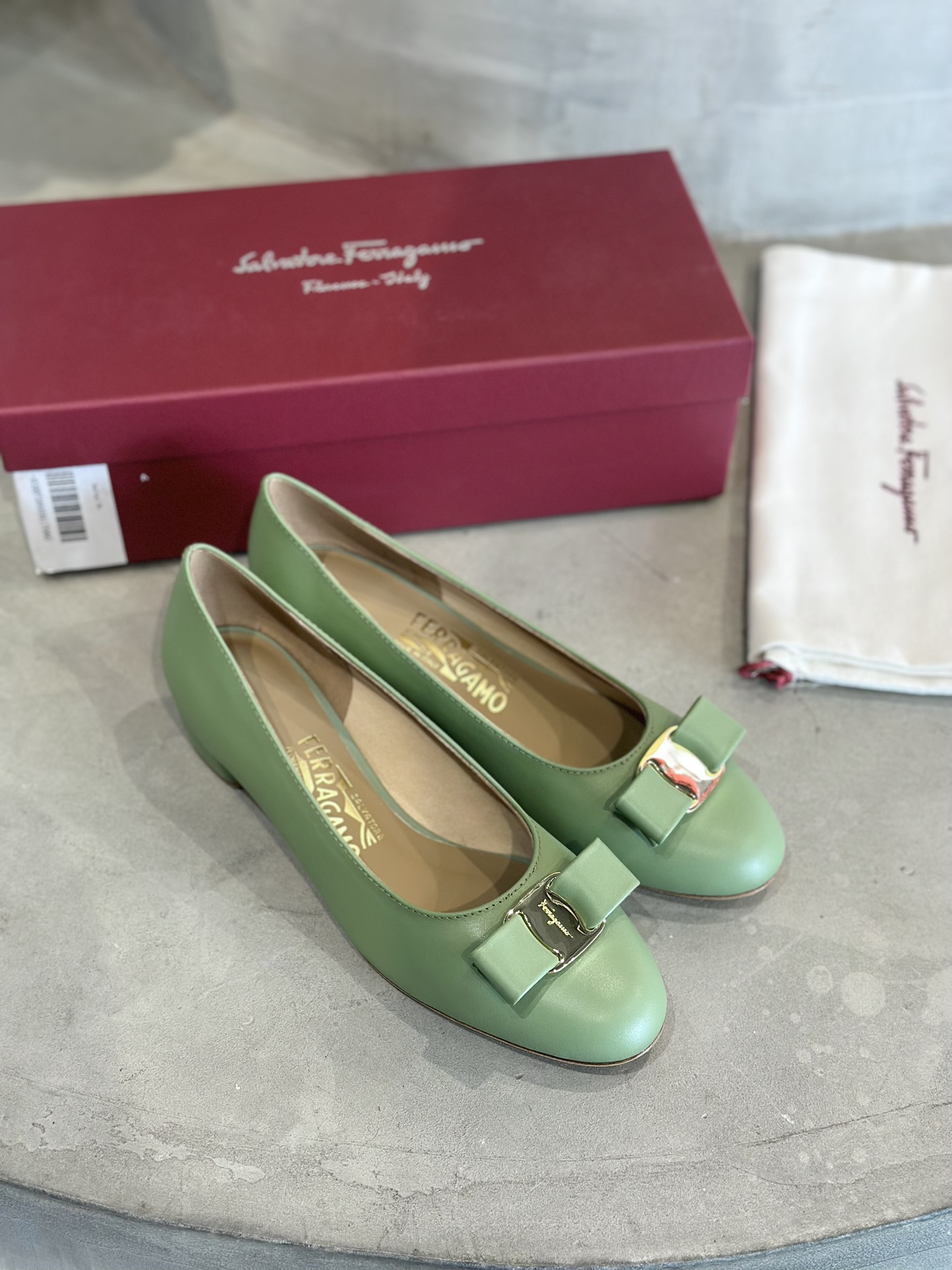 Plant Price 700: Salvatore Ferragamo Cow Skin Heels with Sheepskin Interior - 图片 2