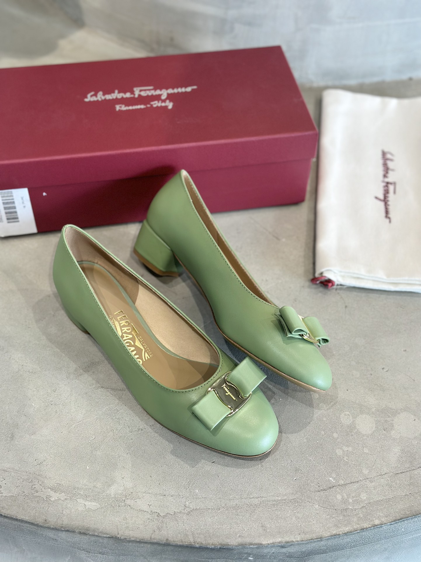 Plant Price 700: Salvatore Ferragamo Cow Skin Heels with Sheepskin Interior - 图片 3